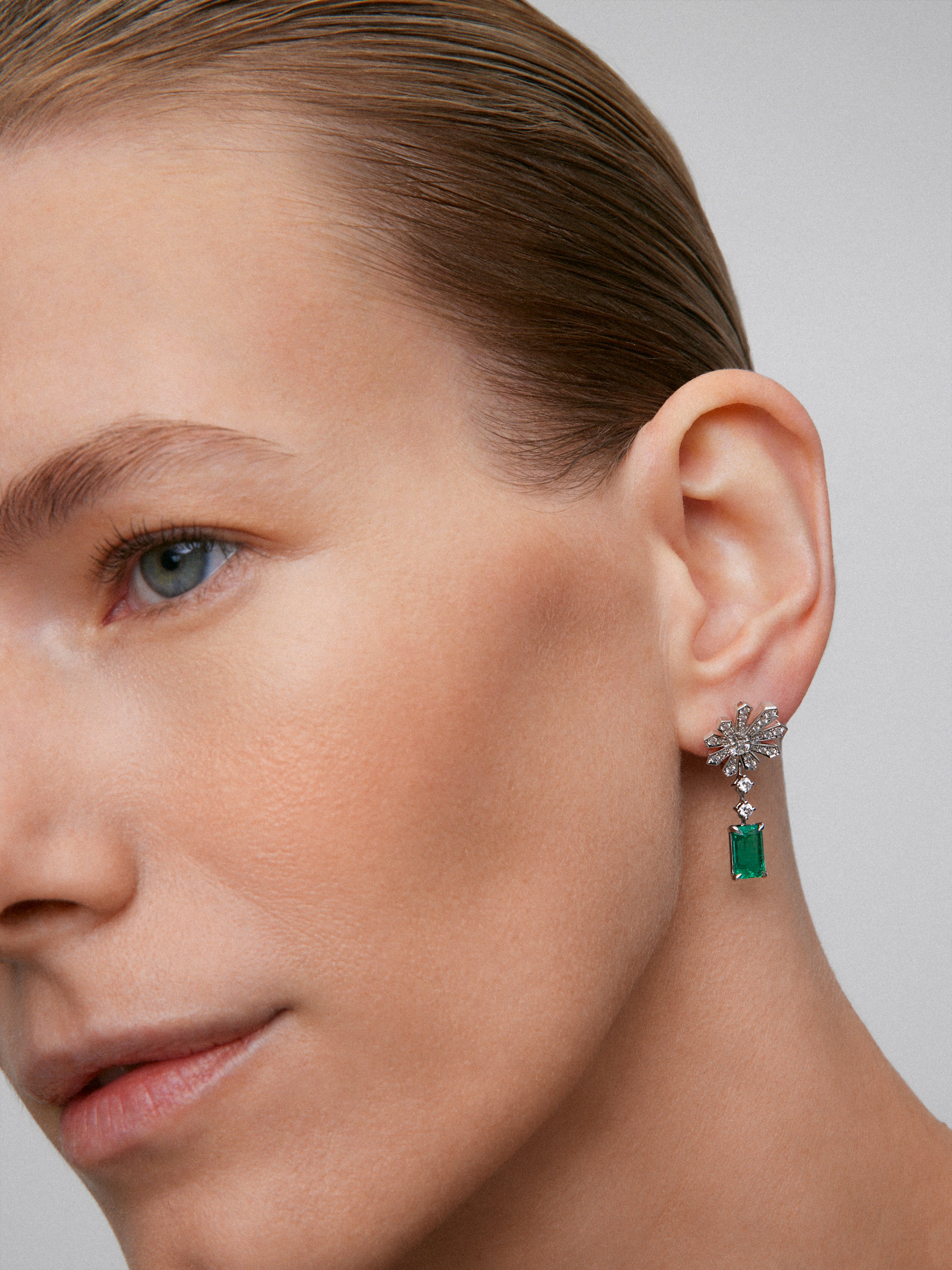 Pendientes de oro blanco de 18K con esmeraldas verdes en talla octogonal de 3,12 cts y diamantes blancos en talla brillante de 0,9 cts