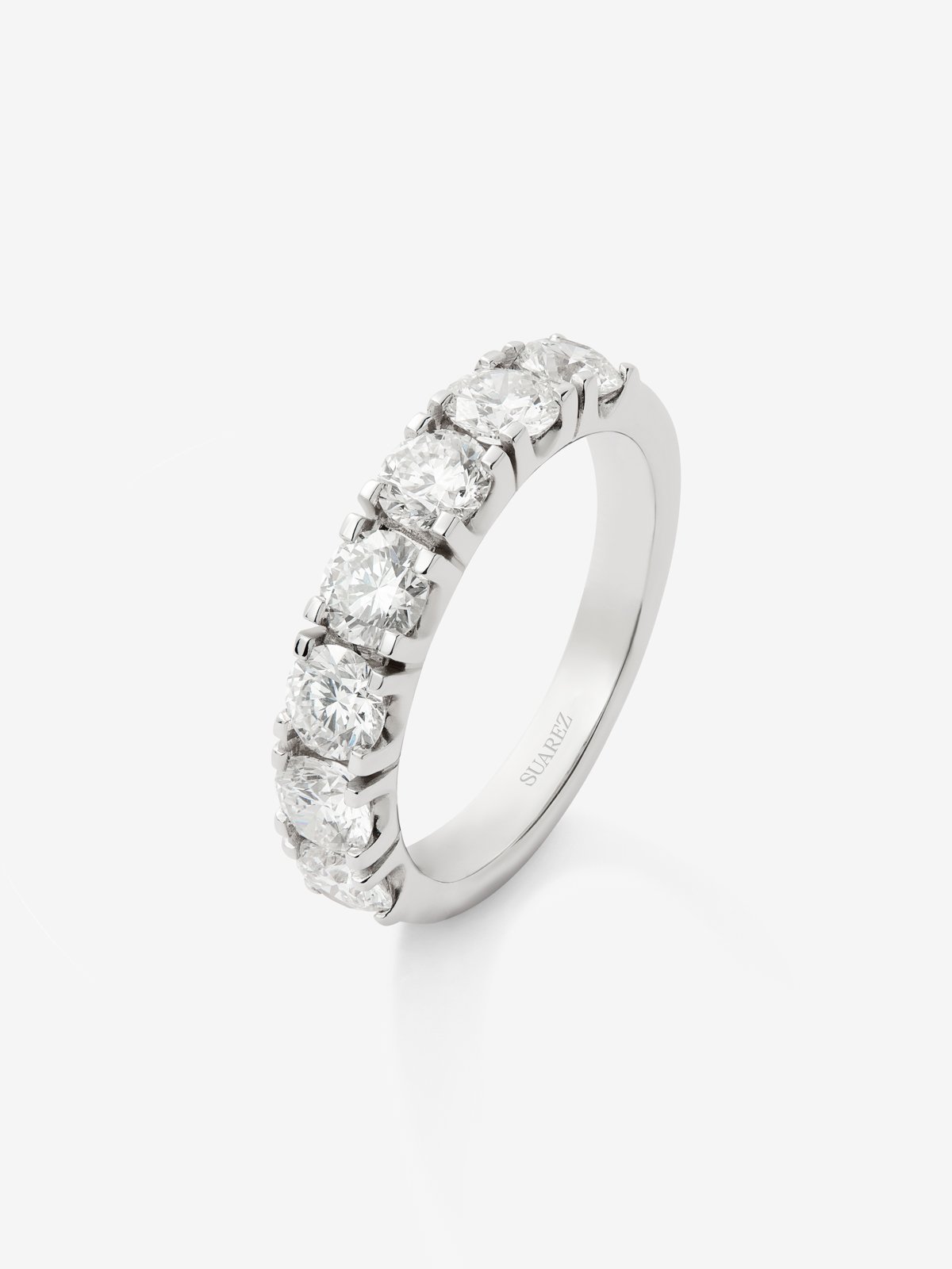 Media alianza de oro blanco de 18K con 7 diamantes en talla brillante con un total de 1,77 cts