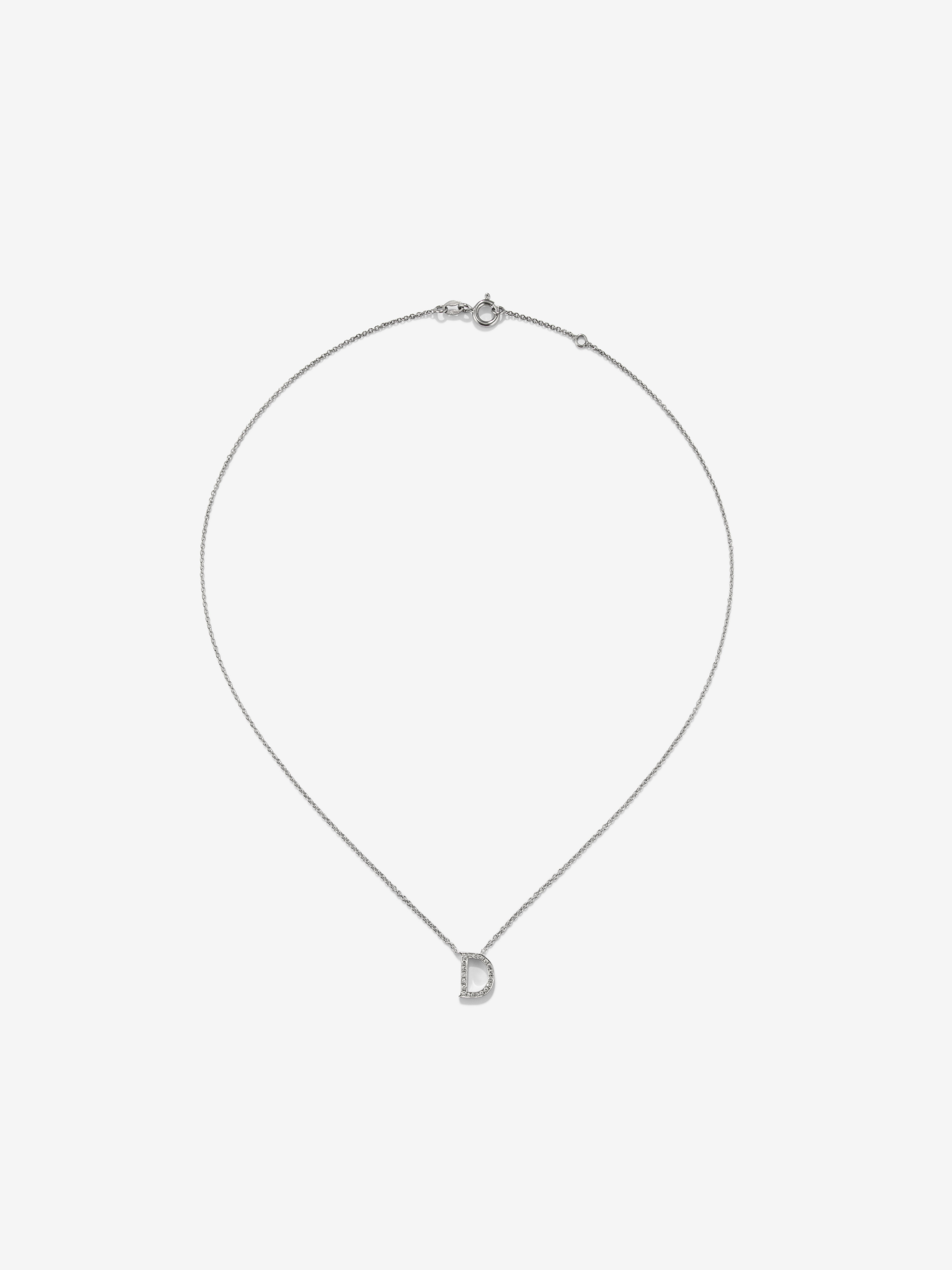 Colgante de oro blanco de 18K con diamantes en talla brillante de 0,09 cts y letra D