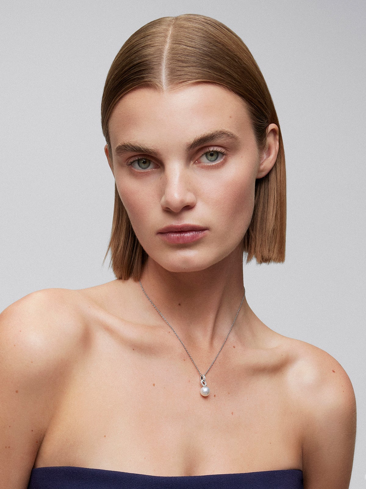 18k white gold chain pendant with a diamond hoop and 9.5mm Australian pearl