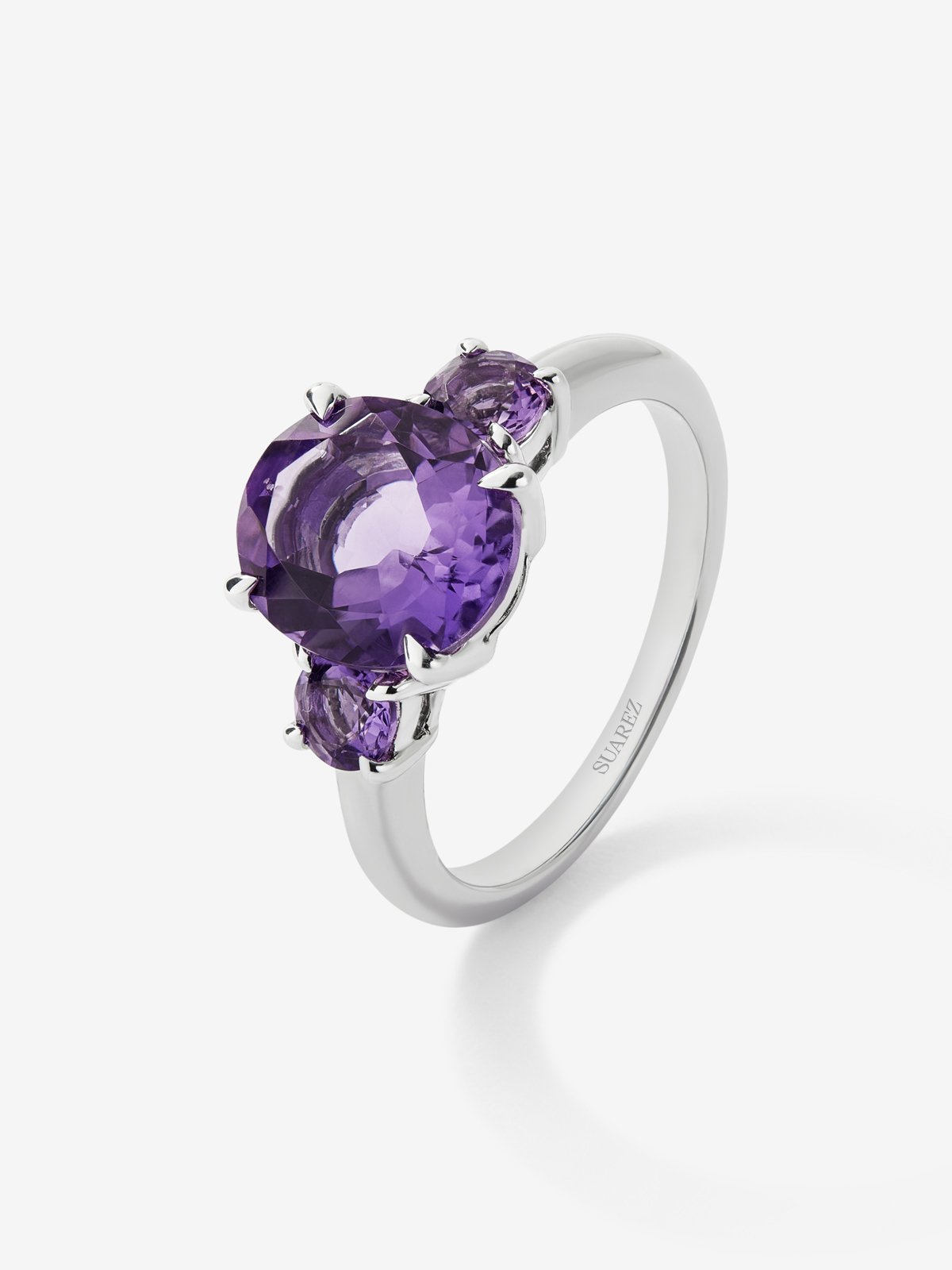 Anillo tresillo de plata 925 con amatista morada en talla oval de 2,66 cts y 2 amatistas moradas enn talla brillante con un total de 0,42 cts