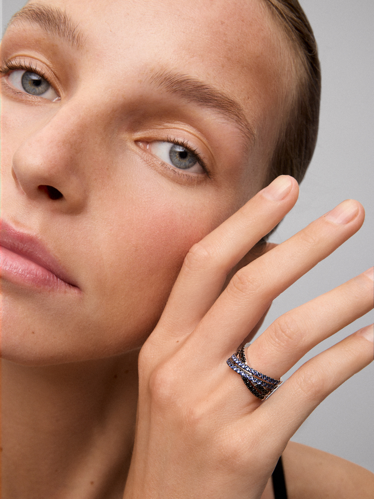 Anillo ancho cruzado doble de plata 925 con espinelas y zafiros