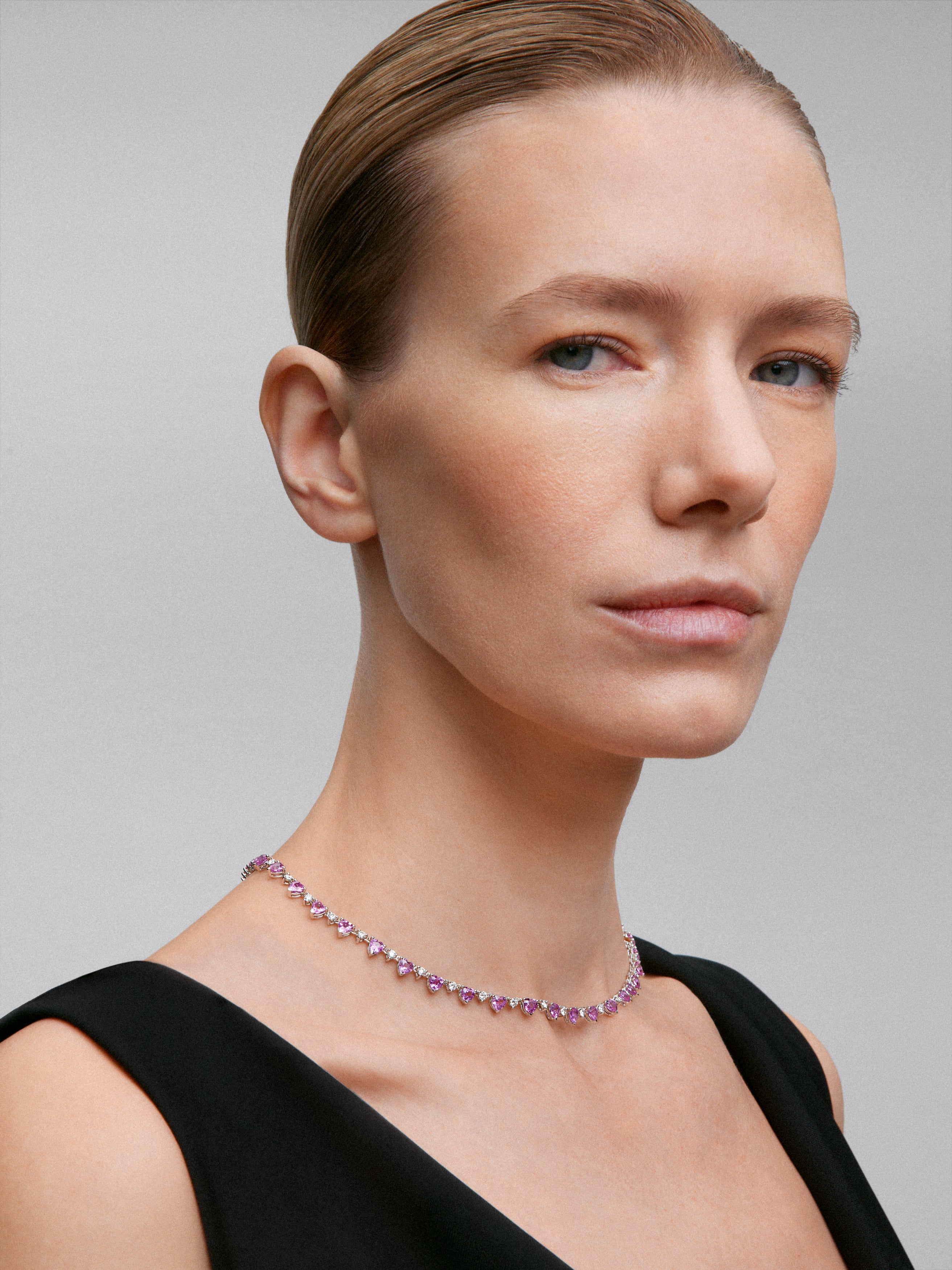 Collar de oro blanco de 18K con zafiros rosas en talla brillante y corazón de 22,79 cts y diamantes en talla brillante de 2,26 cts