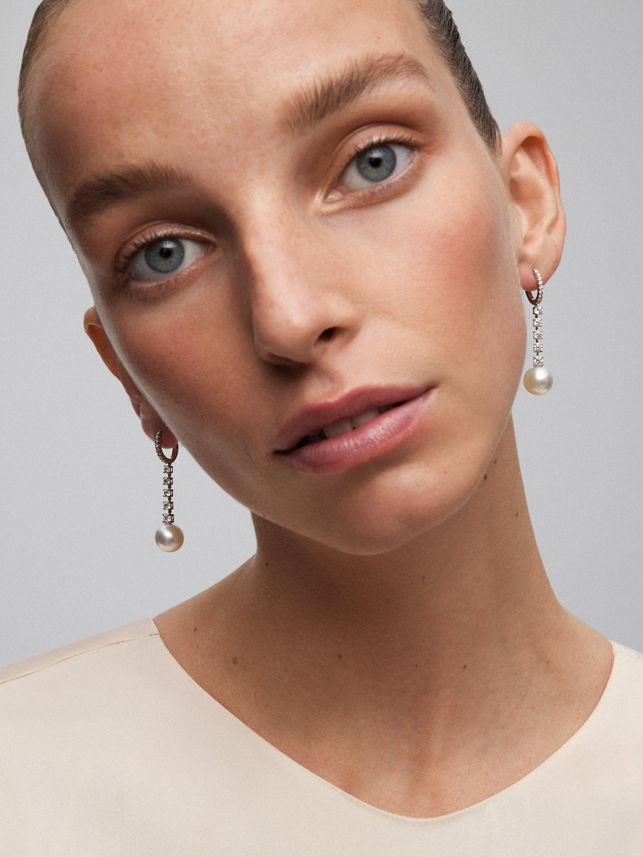 Pendientes de oro blanco de 18K con diamantes en talla brillante de 0,4 cts y perlas australianas de 10,5 mm