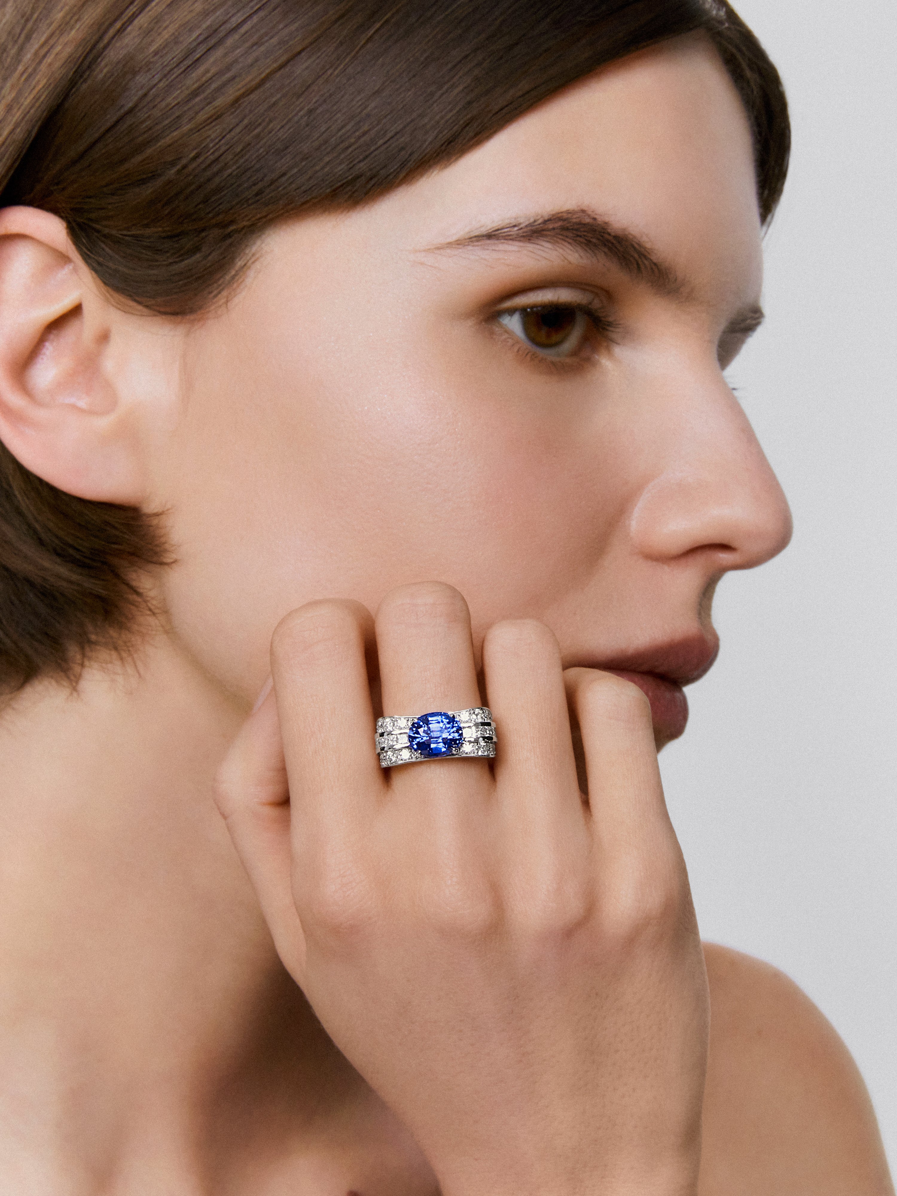 Anillo de oro blanco de 18K con zafiro azul en talla oval 3,69 cts y diamantes blancos en talla princesa y brillante de 1,71 cts