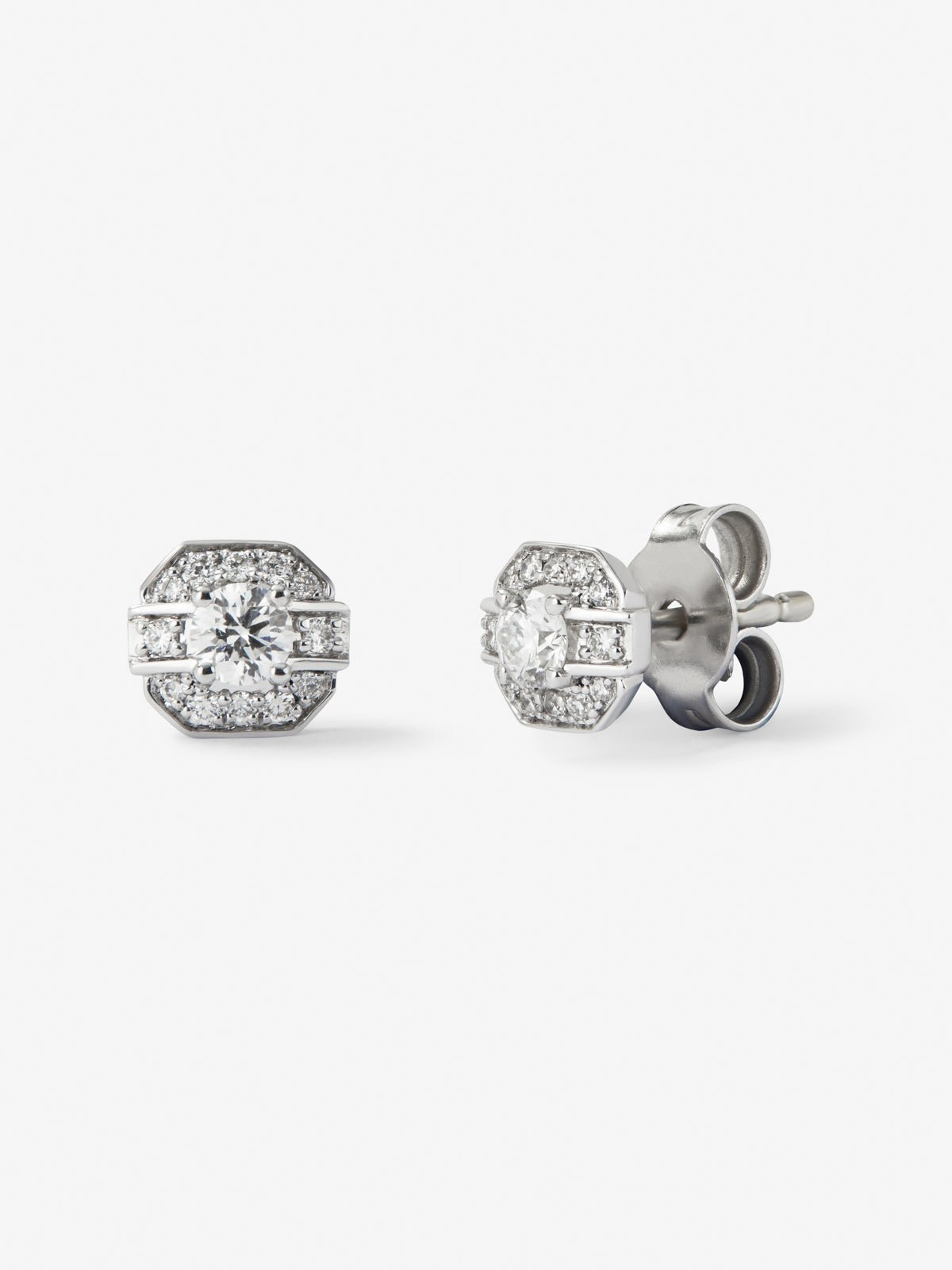 18K white gold earrings with 2 central brilliant-cut diamonds with a total of 0.2 cts and a border of 24 brilliant-cut diamonds with a total of 0.1 cts
