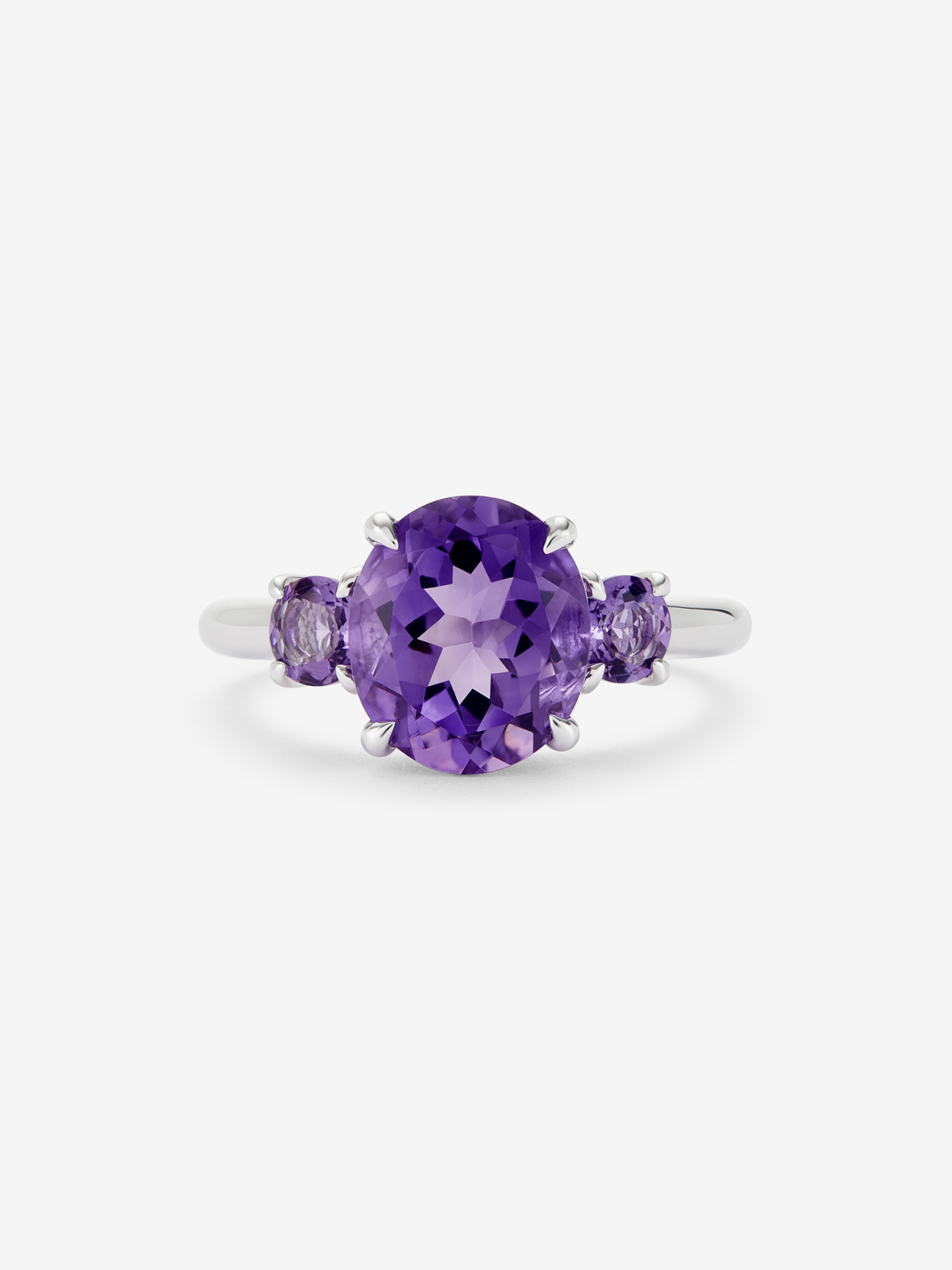 Anillo tresillo de plata 925 con amatista morada en talla oval de 2,66 cts y 2 amatistas moradas enn talla brillante con un total de 0,42 cts
