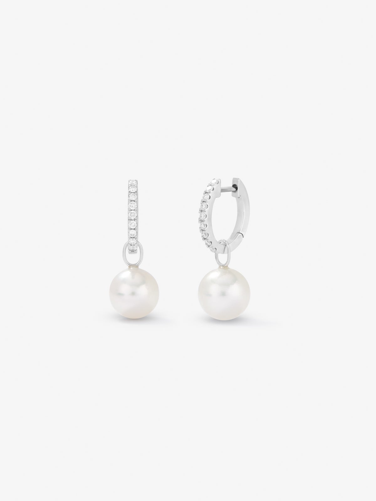 Pendiente de aro de oro blanco de 18k con colgante de perla akoya de 8,5 mm y diamante
