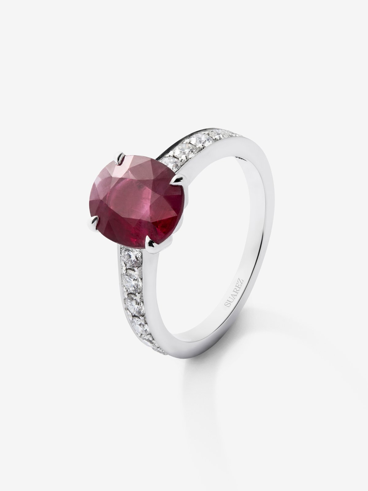 18K white gold ring with oval-cut pigeon red ruby ​​of 2.51 cts and 12 brilliant-cut diamonds with a total of 0.56 cts