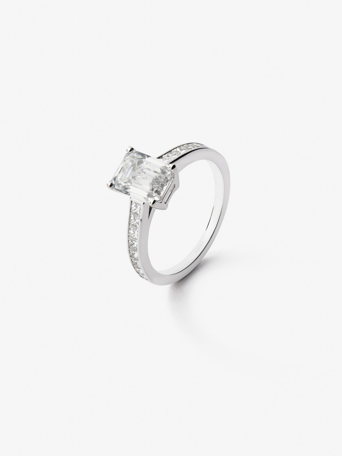 Anillo solitario de oro blanco de 18K con diamantes blancos en talla esmeralda de 2,12 cts y en talla princesa de 0,55 cts