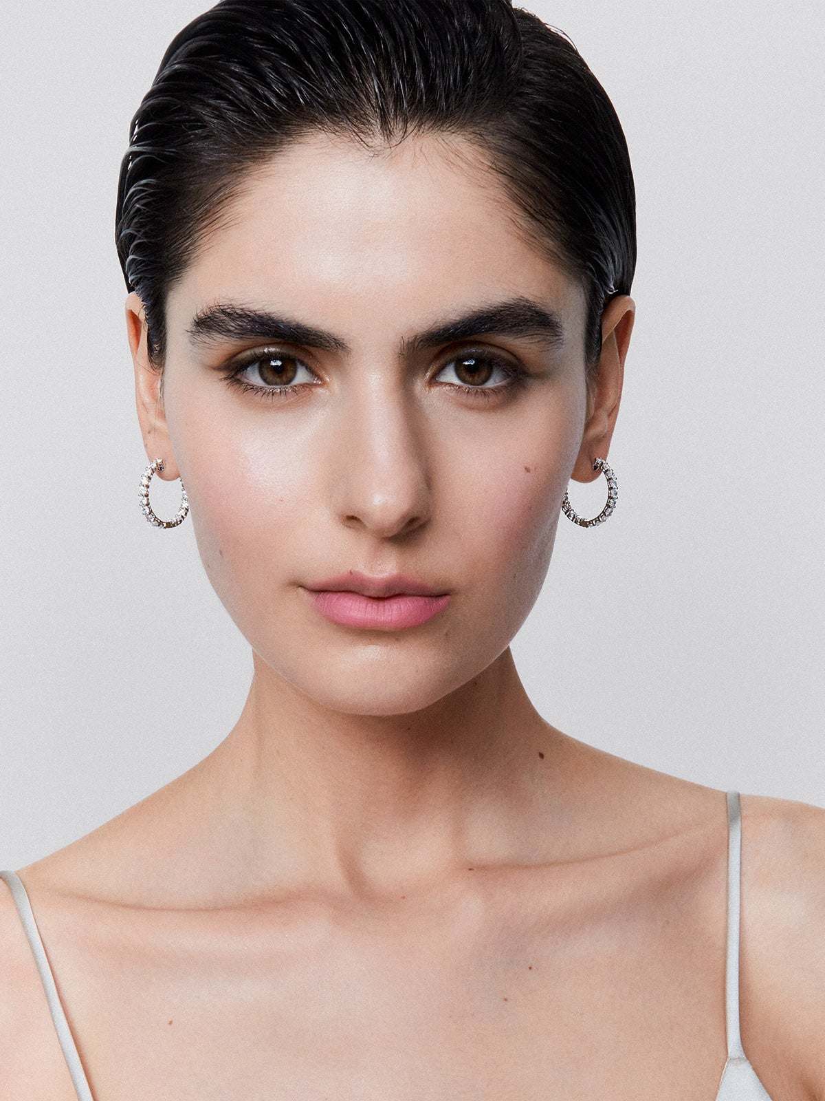 Pendientes de aro de oro blanco de 18K con diamantes blancos en talla brillante de 4,7 cts