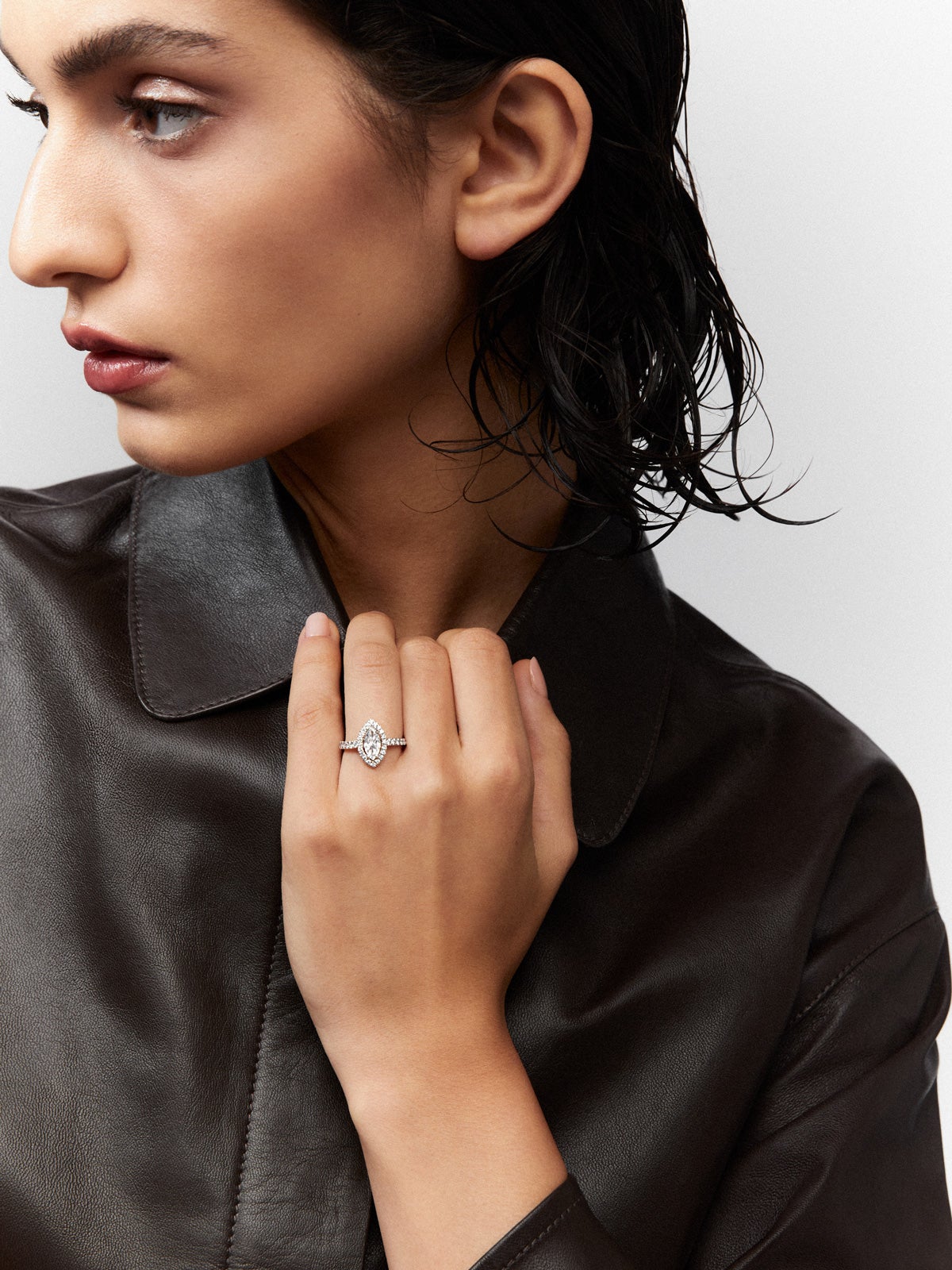 Anillo de oro blanco de 18K con diamante en talla marquise de 0,7 cts y orla y brazo de diamantes en talla brillante con un total de 0,63 cts