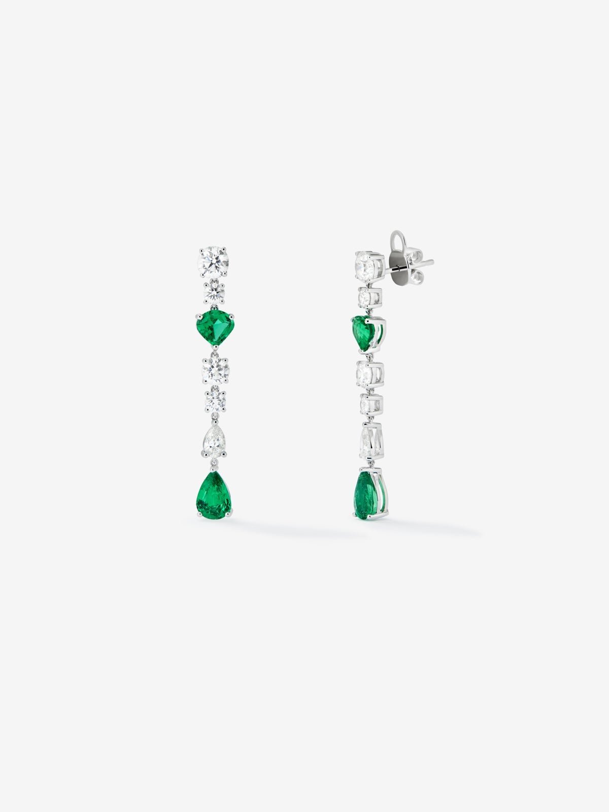 Pendientes de oro blanco de 18K con esmeraldas verdes en talla pera de 3,3 cts y diamantes blancos en talla pera y brillante de 2,15 cts