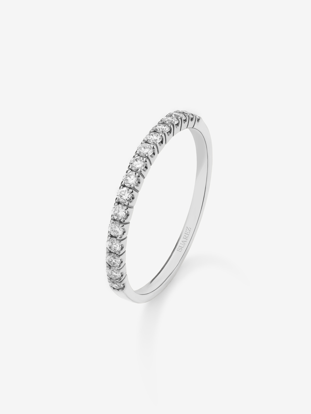 Anillo alianza media de compromiso de oro blanco de 18K con diamantes en garra