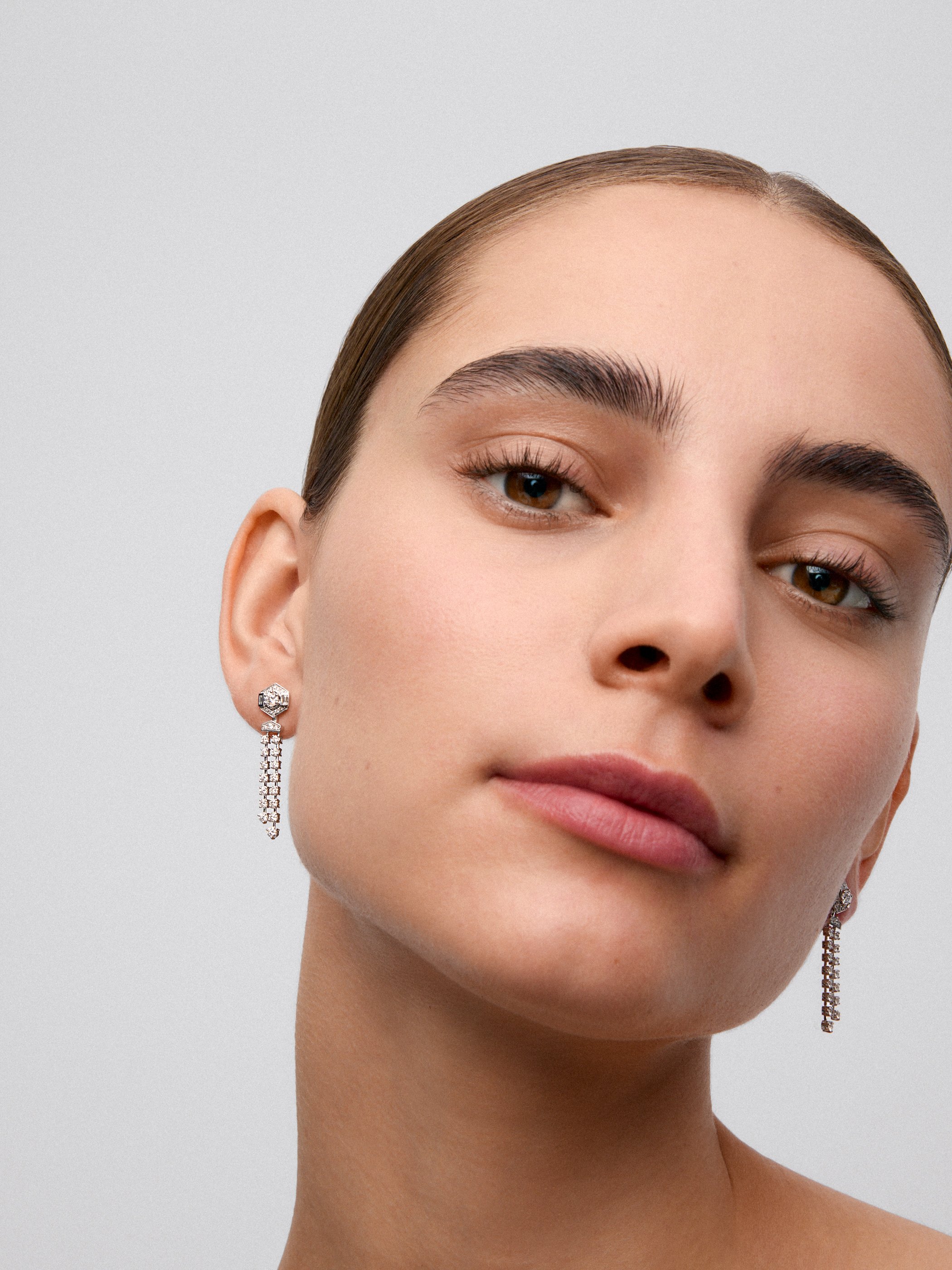 Pendientes de oro blanco de 18K con diamantes en talla brillante con un total de 1,25 cts y diamantes en talla baguette de 0,1 cts
