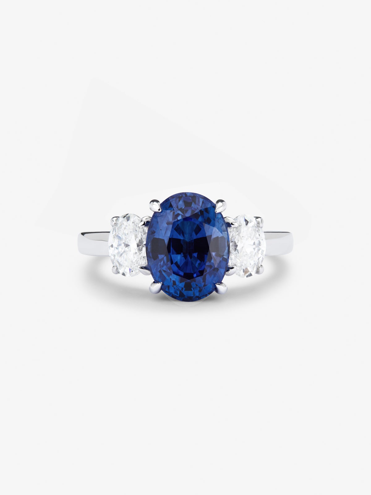 18K white gold triple ring with oval-cut royal blue sapphire of 4.05 cts and 2 oval-cut diamonds with a total of 1.05 cts