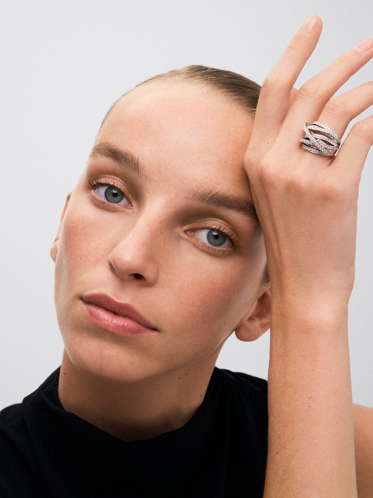 Anillo multibrazo de oro blanco de 18K con 185 diamantes en talla brillante con un total de 2,67 cts