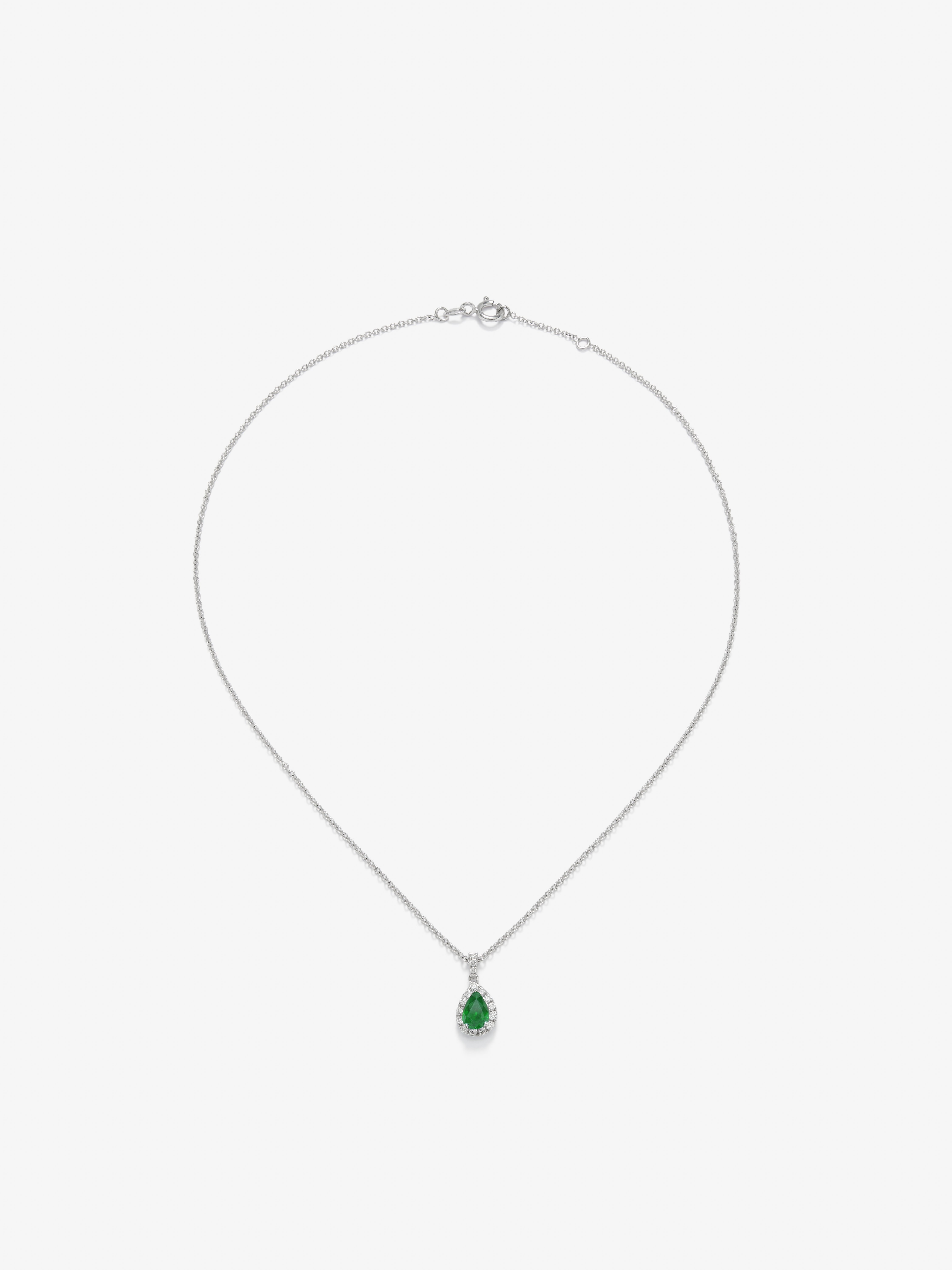 Colgante de oro blanco de 18K con esmeralda y diamantes en talla brillante con un total de 0,15 cts