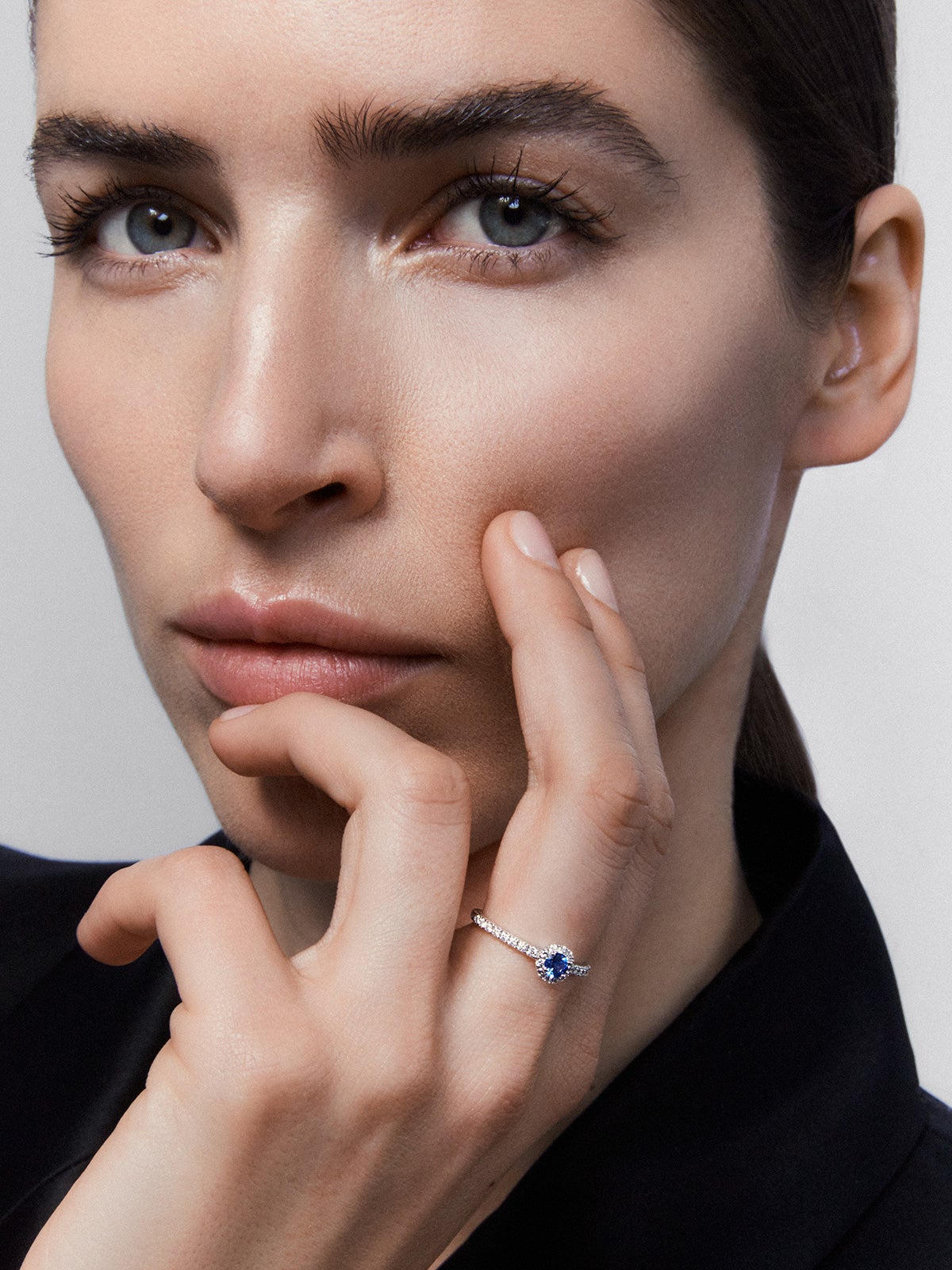 Anillo orla de oro blanco de 18K con zafiro y diamante