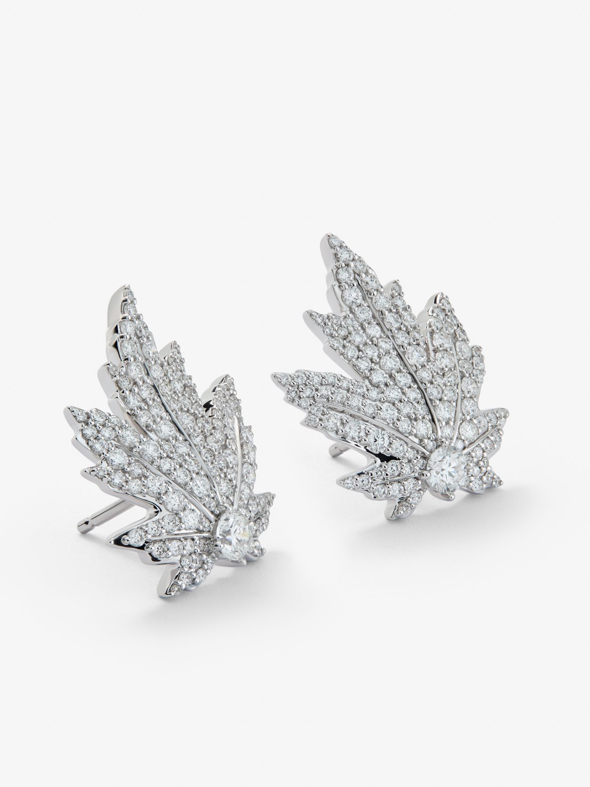 Pendientes de oro blanco de 18K con 2 diamantes centrales, pavé de diamantes y forma de hoja de arce