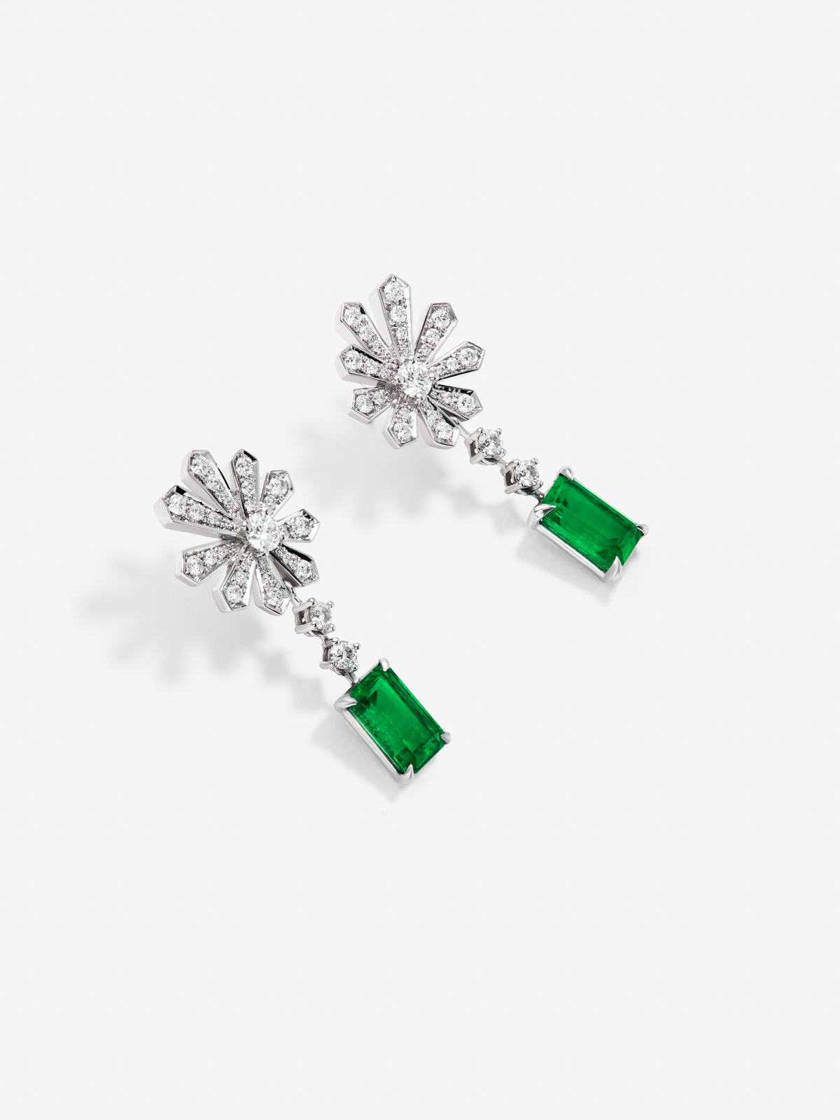 Pendientes de oro blanco de 18K con esmeraldas verdes en talla octogonal de 3,12 cts y diamantes blancos en talla brillante de 0,9 cts