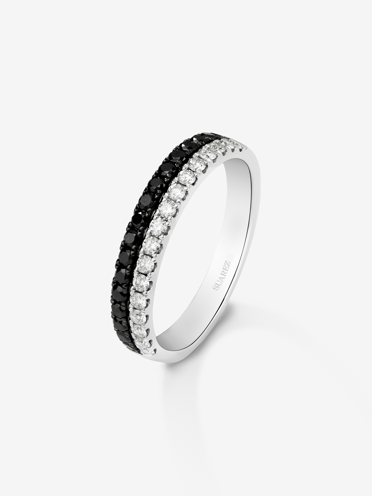 Anillo de oro blanco de 18K con 17 diamantes en talla brillante con un total de 0,24 cts y 17 diamantes negros en talla brillante con un total de 0,27 cts