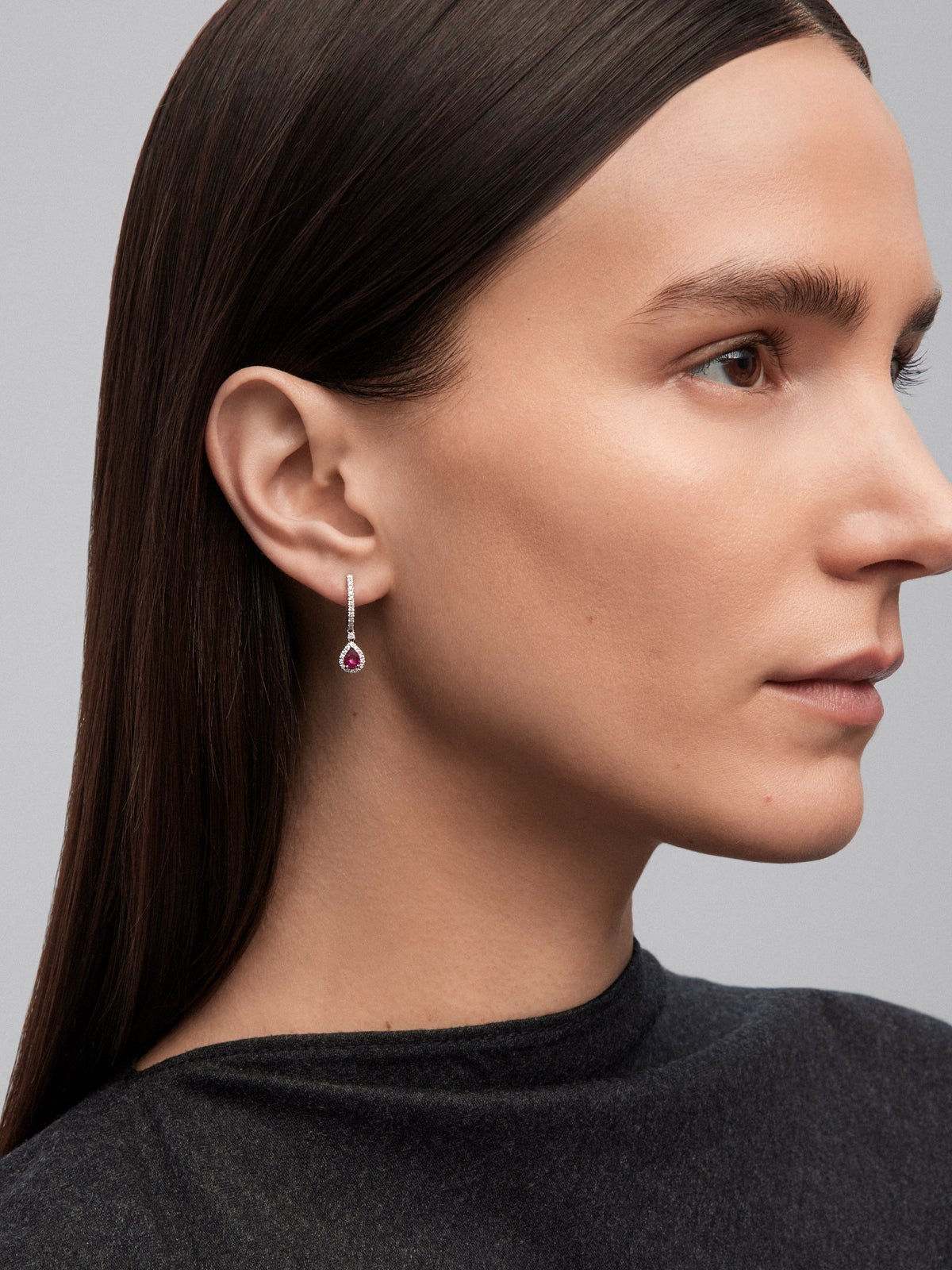 Pendientes de oro blanco de 18K con 2 rubíes en talla pera con un total de 0,75 cts y 54 diamantes en talla brillante con un total de 0,28 cts