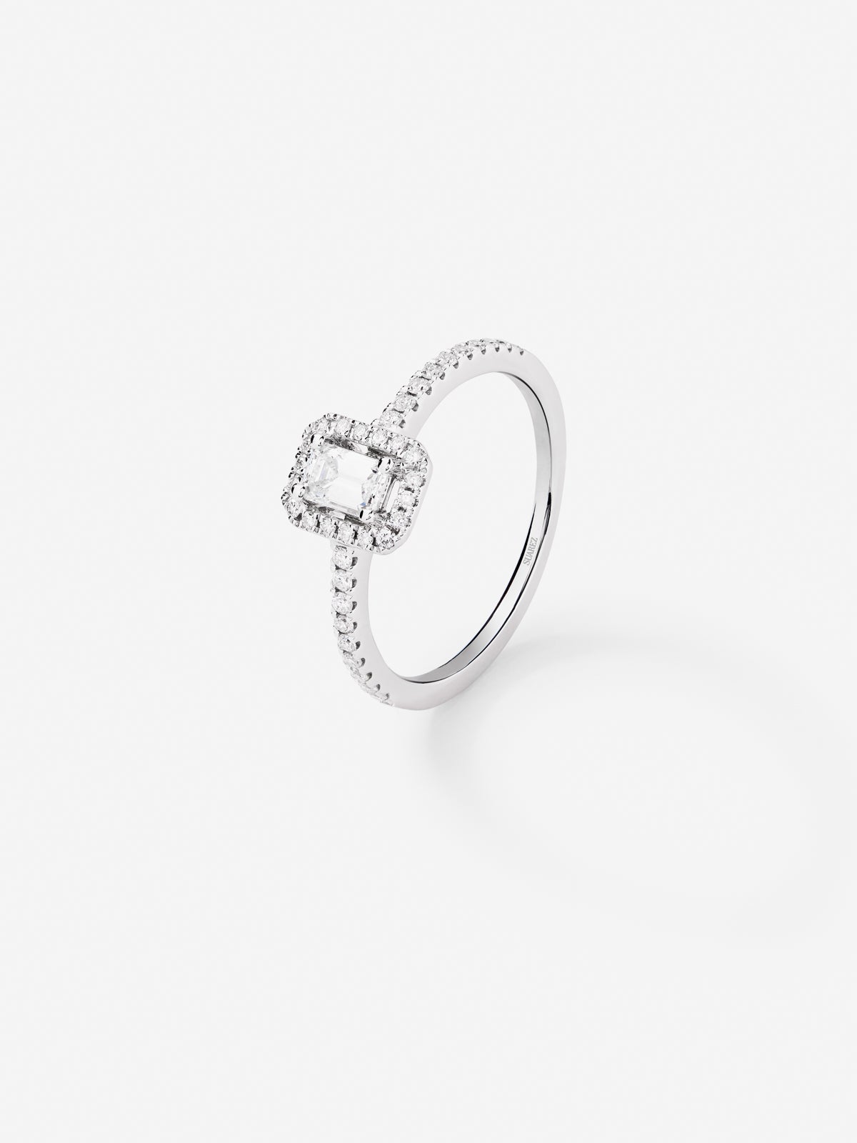 Anillo solitario de compromiso de oro blanco de 18K con diamantes