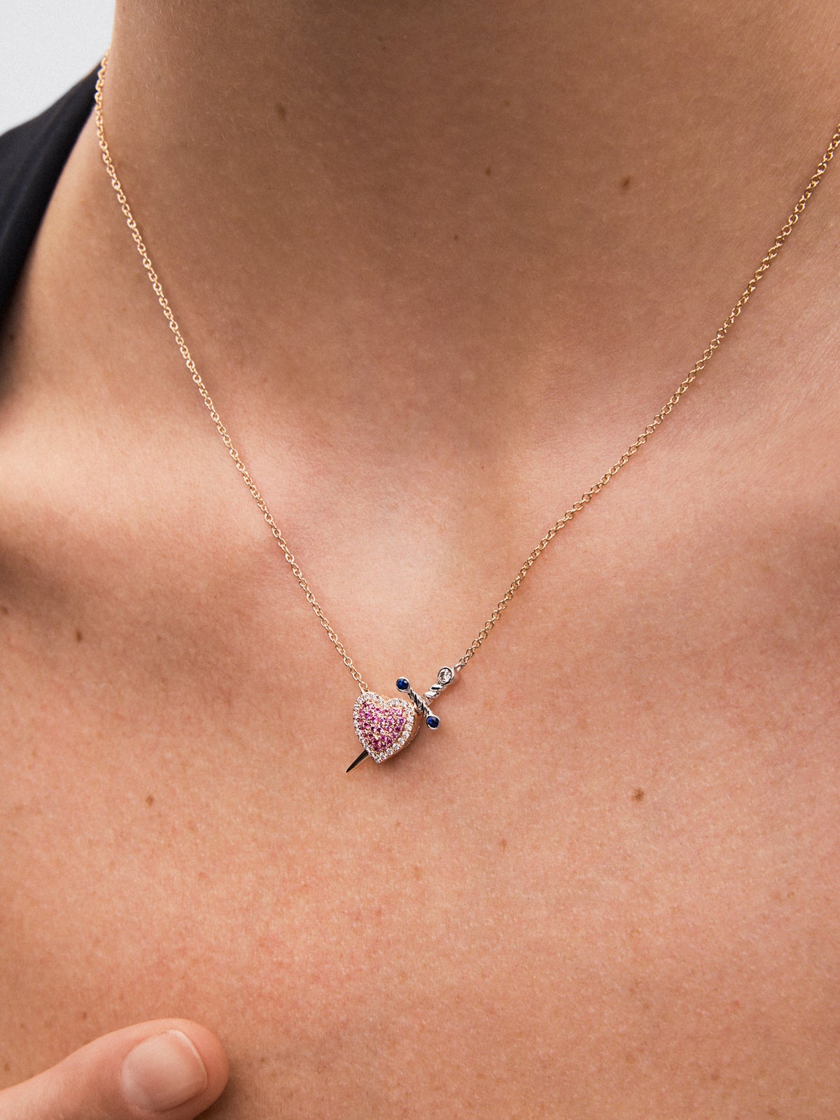 Colgante oro rosa y oro blanco de 18kt con diamantes y zafiros