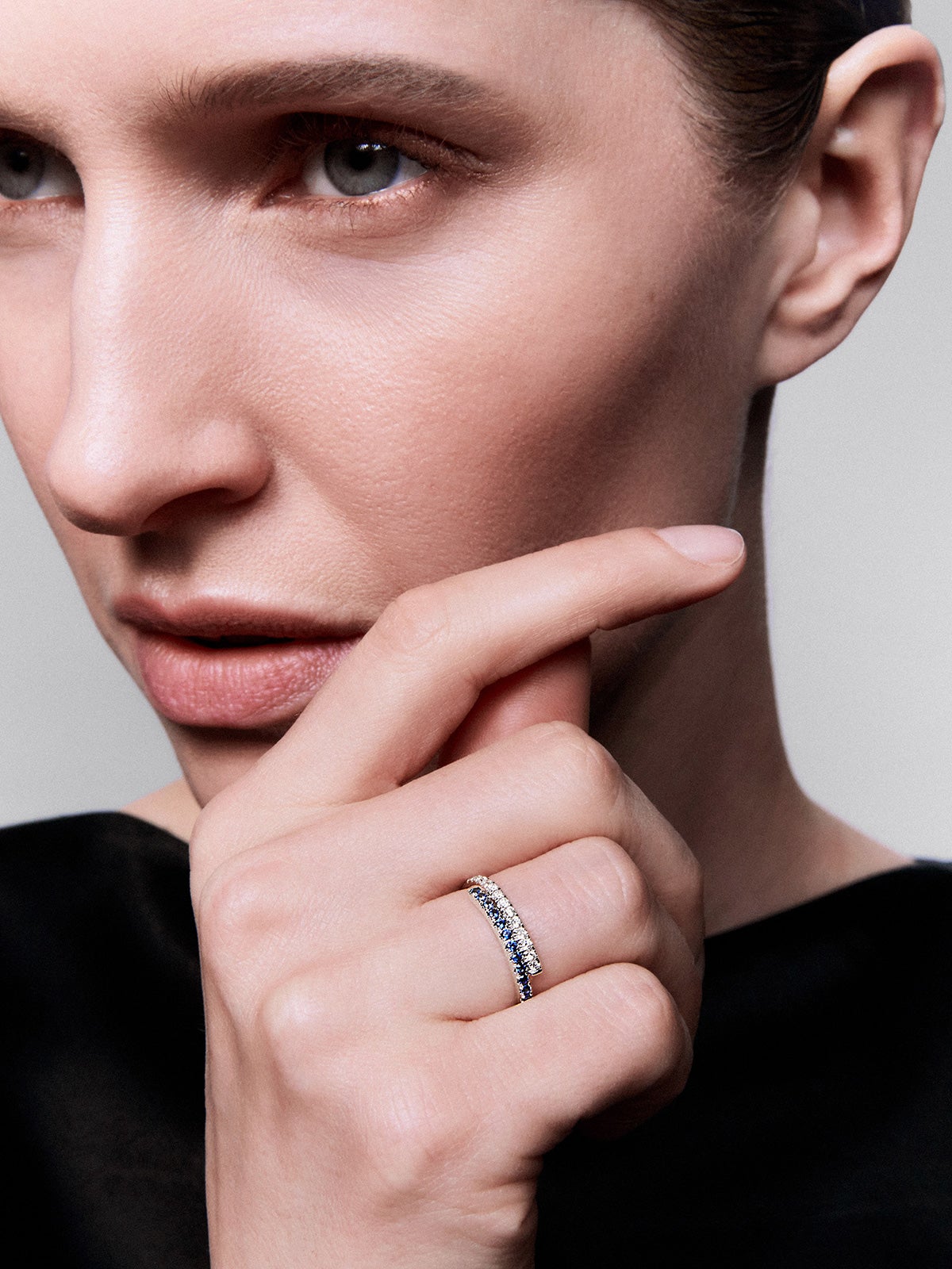 Anillo media aliaza de oro blanco de 18K con diamante y zafiro