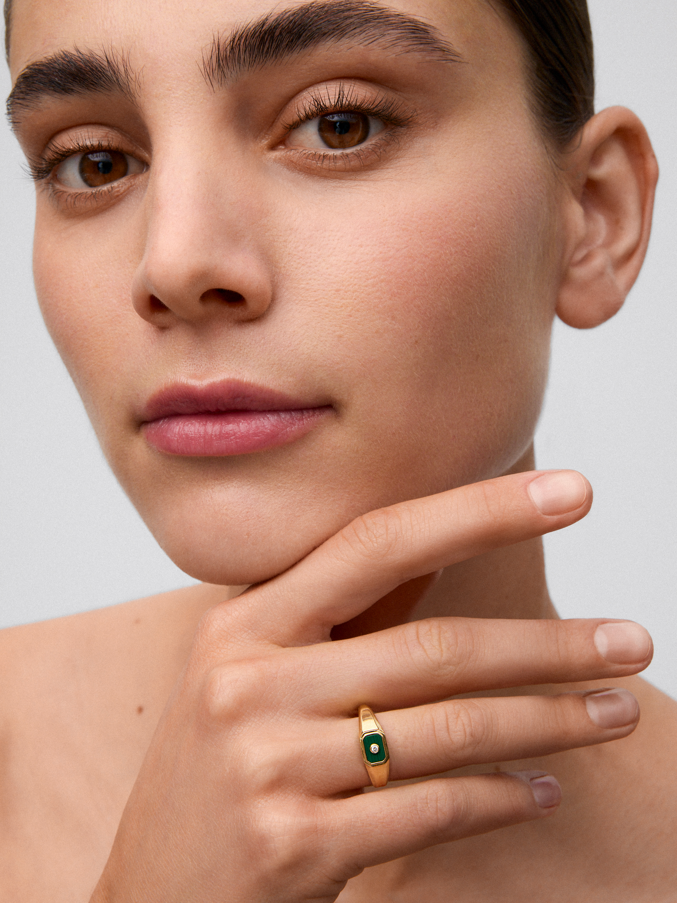 Small 18K yellow gold signet ring with 0.2 ct green malachite and 0.01 ct brilliant cut diamond
