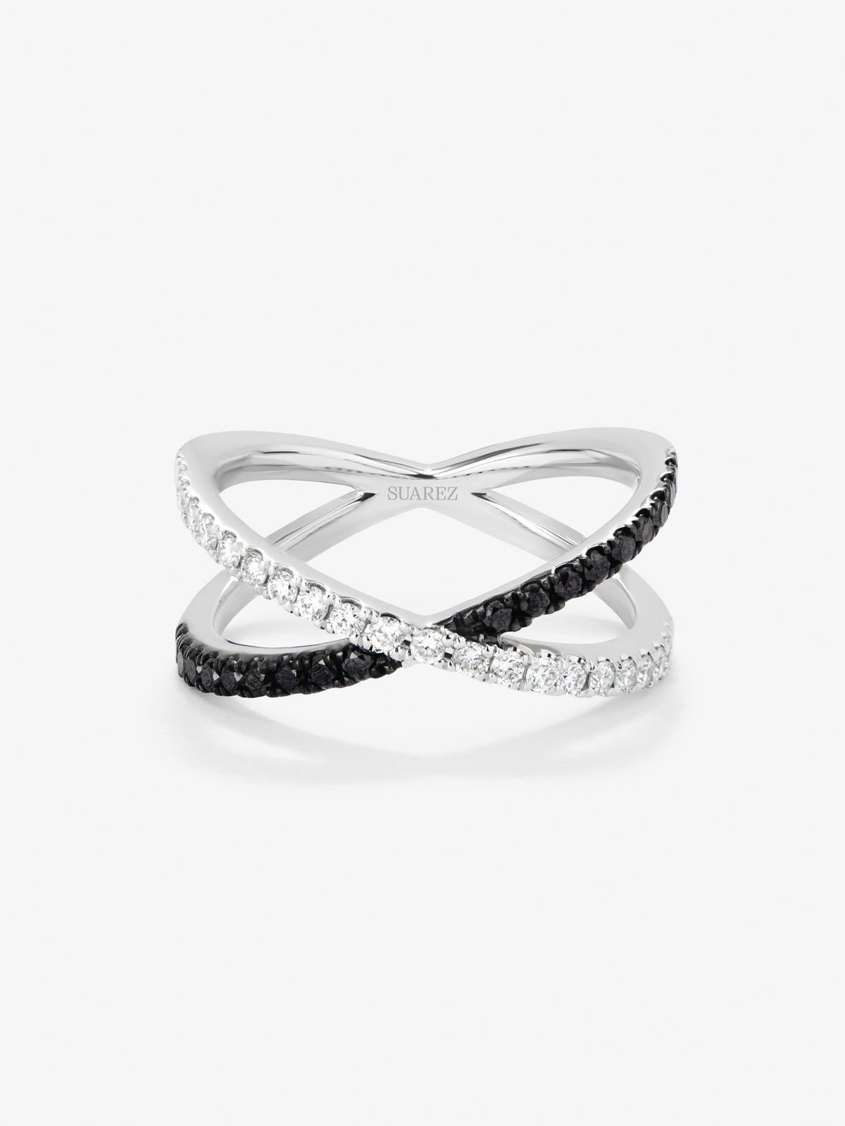 Anillo cruzado de oro blanco de 18K con 21 diamantes en talla brillante con un total de 0,25 cts y 18 diamantes negros en talla brillante con un total de 0,24 cts