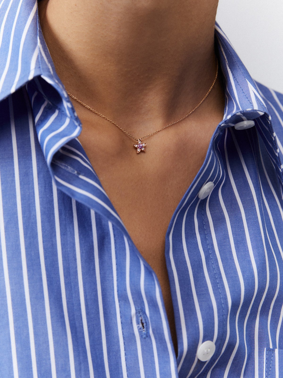 Colgante flor de oro rosa de 18kt con zafiro rosa y diamantes