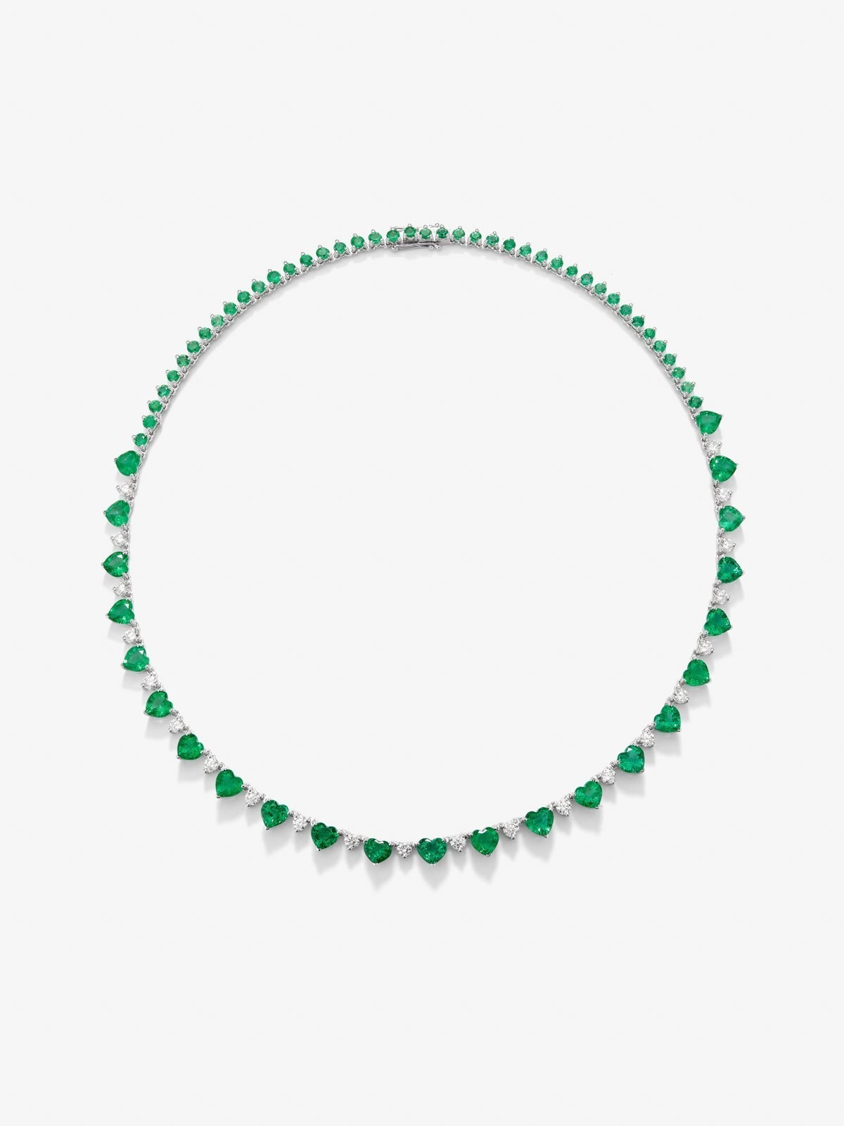 Collar de oro blanco de 18K con esmeraldas verdes en talla corazón y brillante de 20,47 cts y diamantes blancos en talla brillante de 2,84 cts