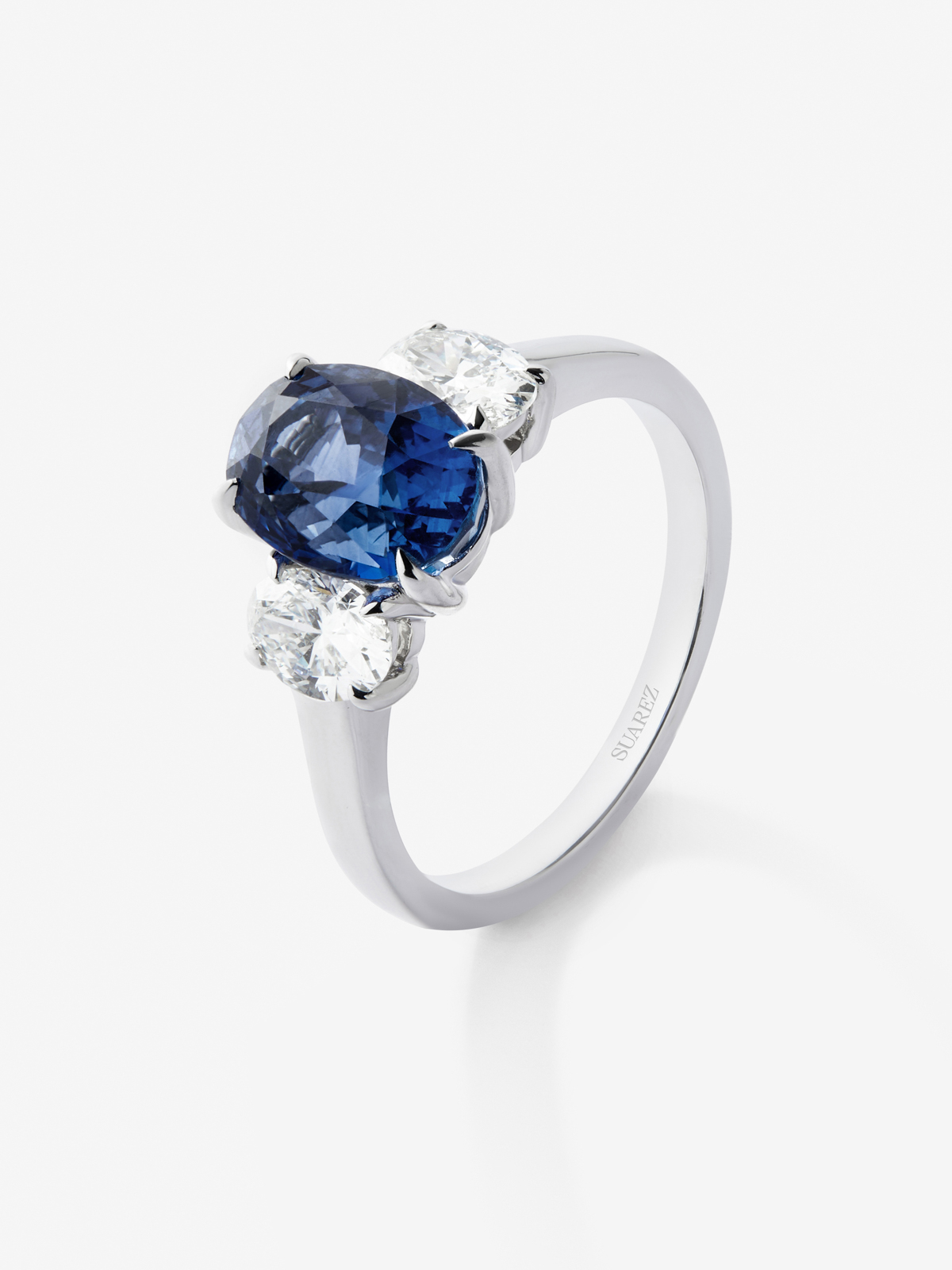 18K white gold triple ring with oval-cut royal blue sapphire of 3.37 cts and 2 oval-cut diamonds with a total of 0.8 cts
