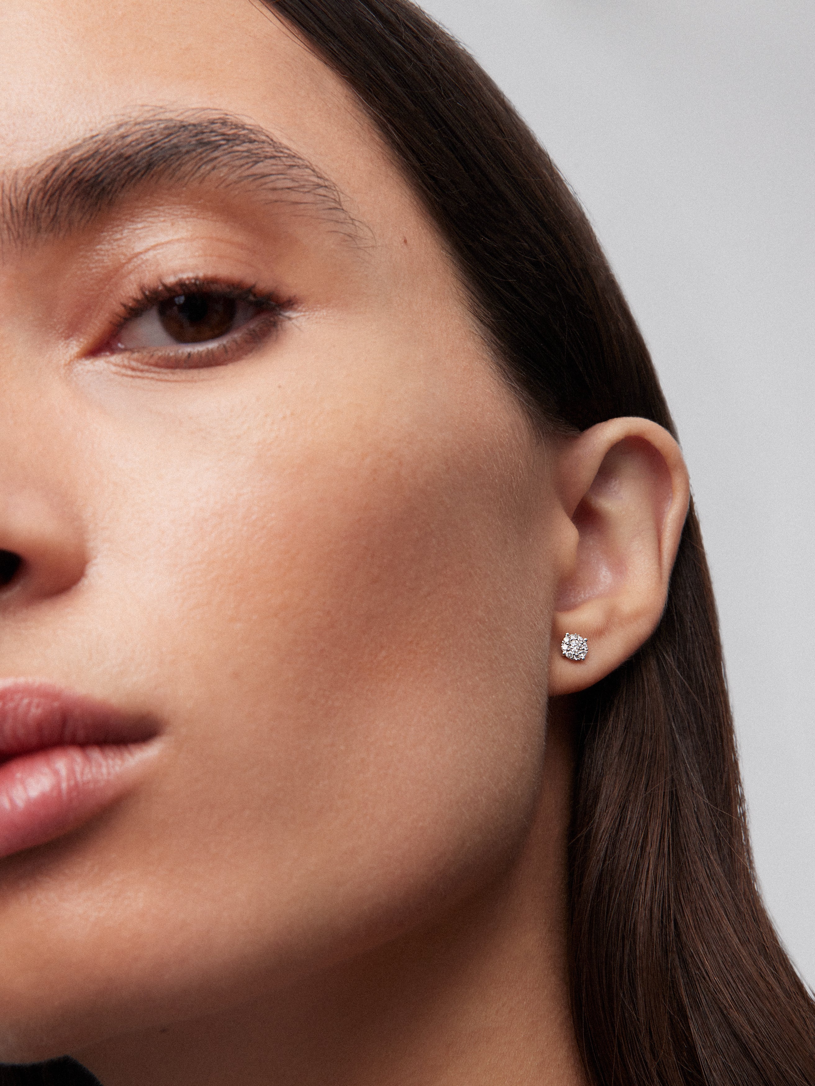18kt white gold earrings with diamonds