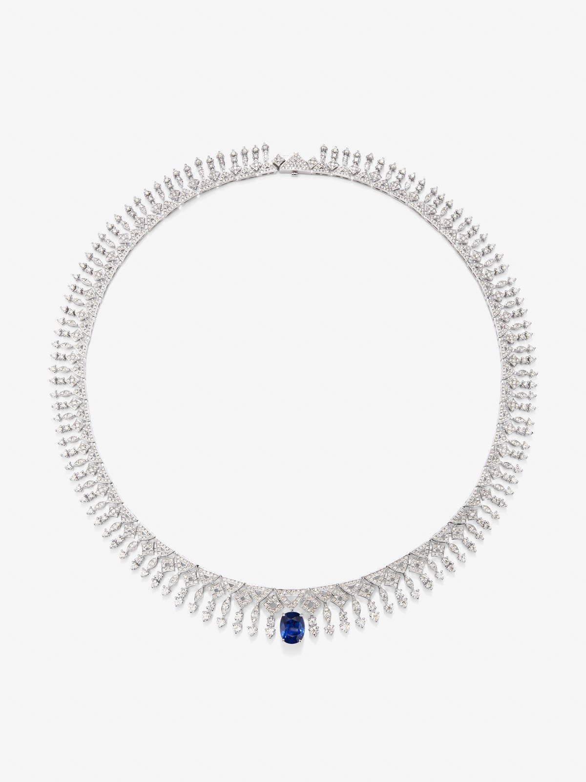Collar de oro blanco de 18K con zafiro azul royal en talla oval de 3,92 y diamantes blancos en talla brillante de 9,27 cts