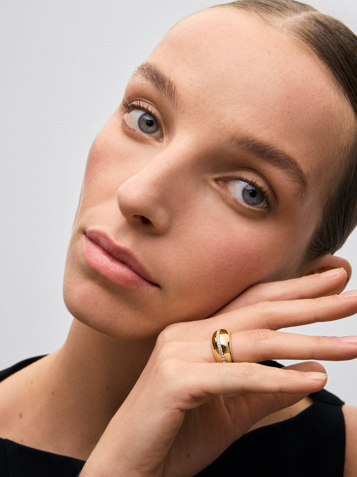 18K Yellow Gold Ring with Brilliant-Cut Pavé Diamonds