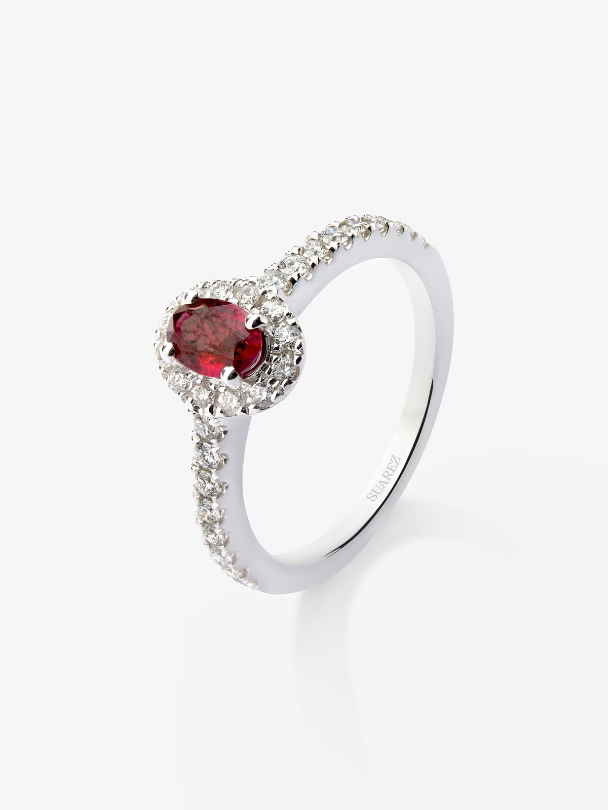 Anillo de oro blanco de 18K con rubí rojo intenso en talla oval de 0,52 cts y diamantes blancos en talla brillante de 0,29 cts 