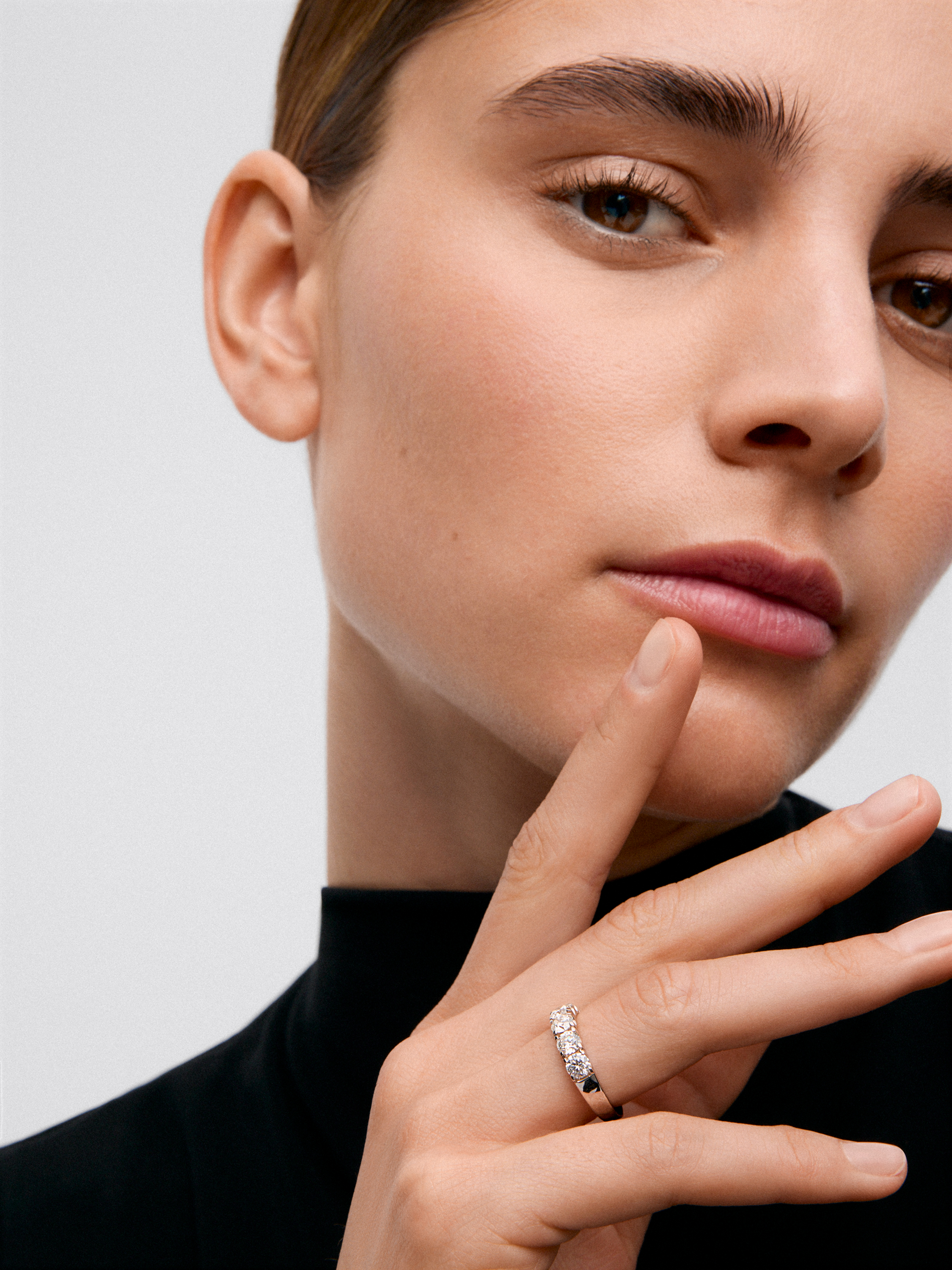 Media alianza de oro blanco de 18K con 8 diamantes en talla brillante con un total de 1,23 cts