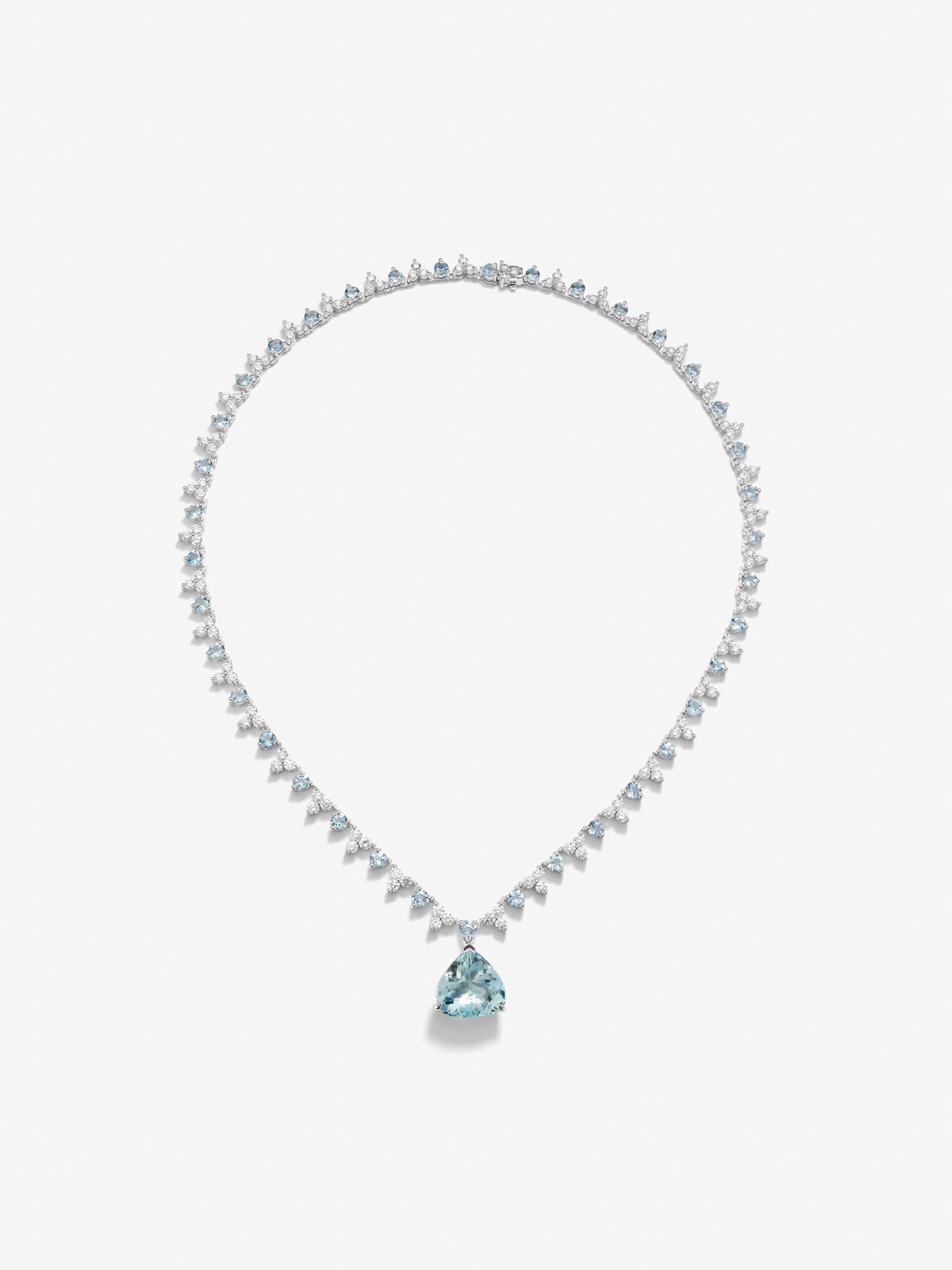 18K White Gold Rivière Necklace with Aguamarina Blue in 5.8 cts, blue aquamarines in a brilliant 5.41 cts and white diamonds in a bright size of 6.27 cts