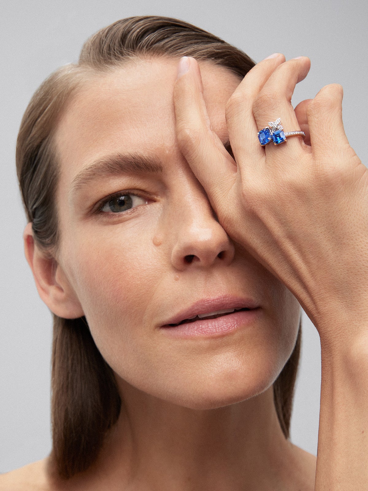 Anillo de oro blanco de 18K con zafiros azules en talla octogonal de 1,09 cts y diamantes blancos en talla brillante de 0,19 cts