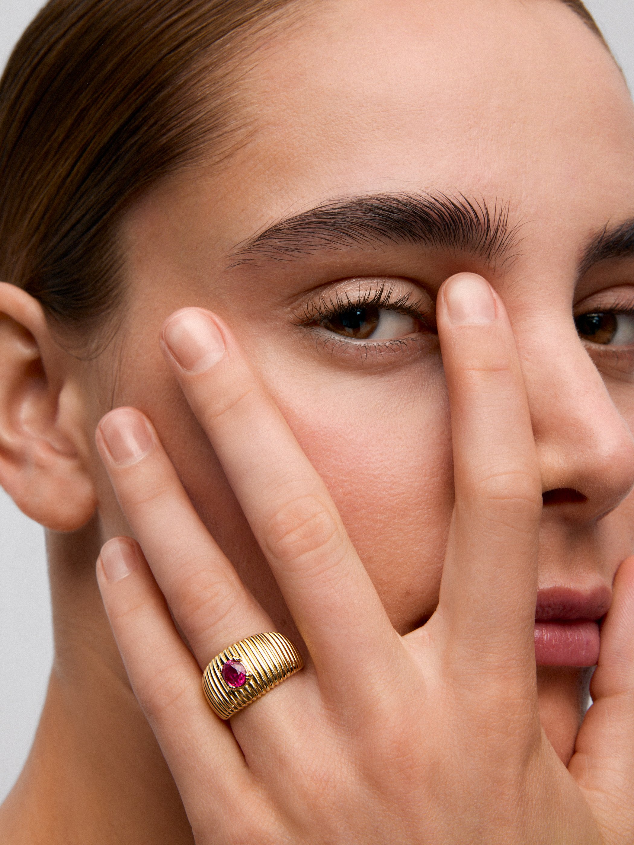 Anillo gallonado de oro amarillo de 18K con rubí en talla oval 