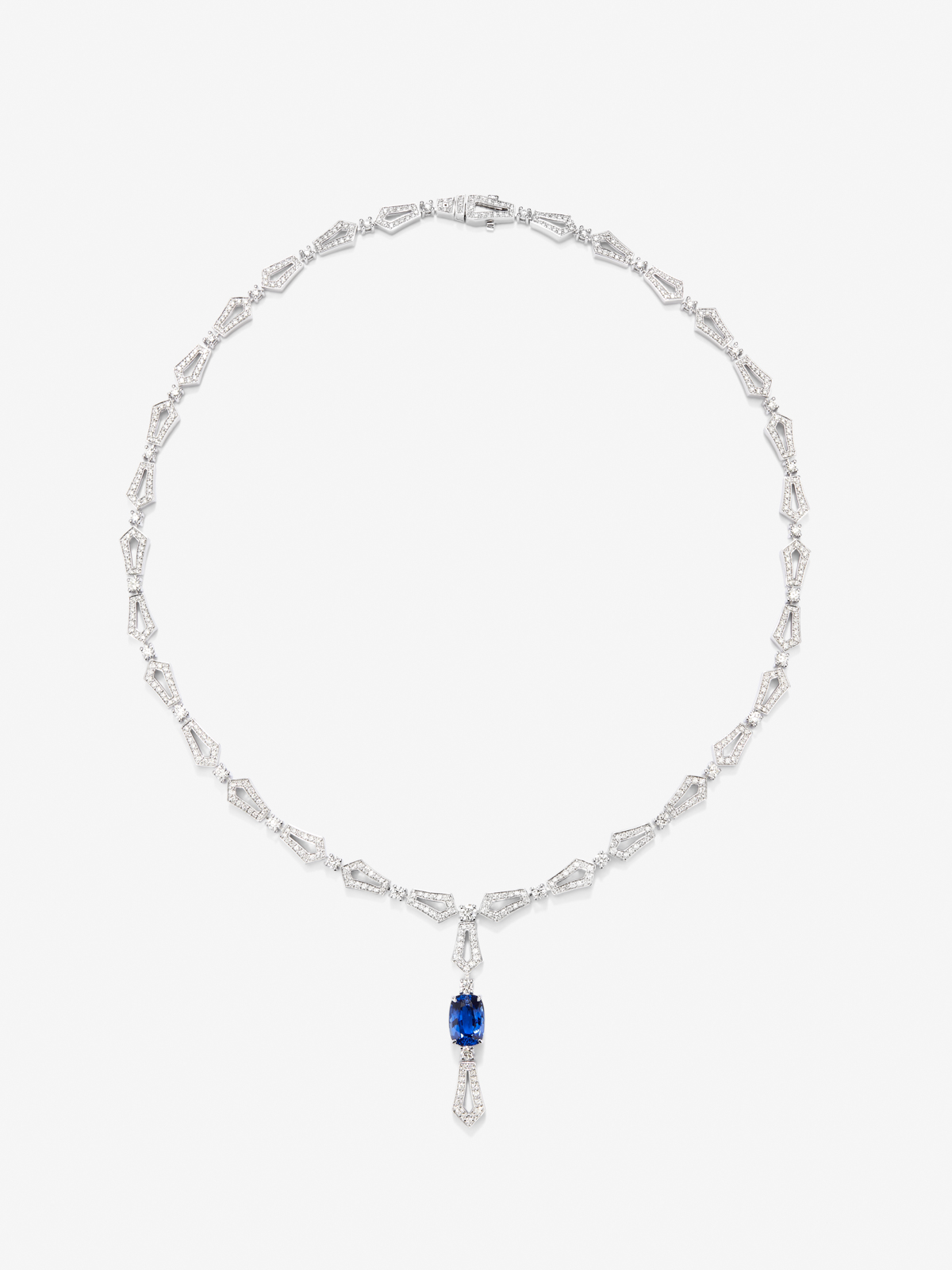 Collar de oro blanco de 18K con zafiro azul en talla cushion de 3,17 cts y diamantes blancos en talla brillante de 4,13 cts