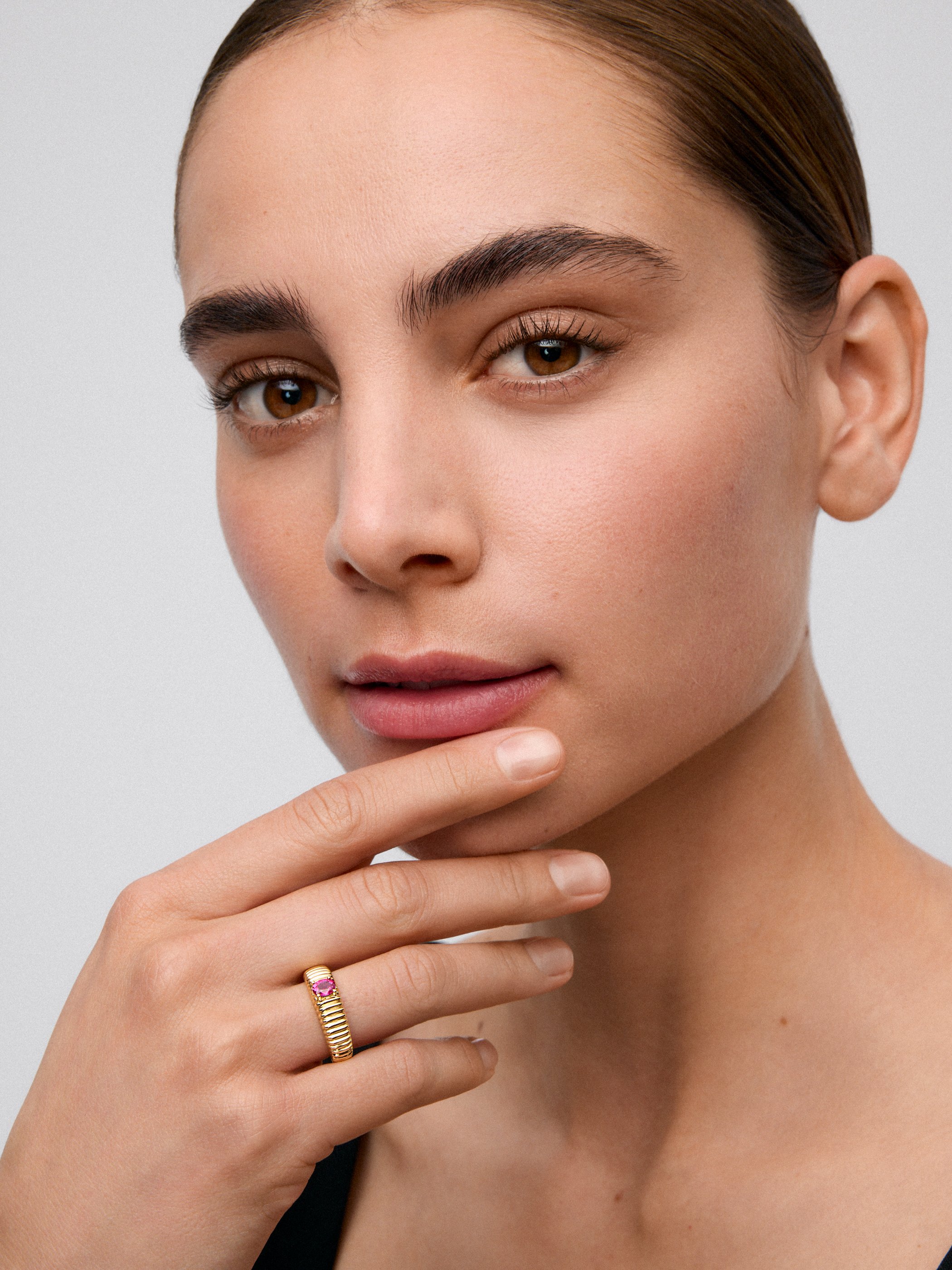 Anillo gallonado de oro amarillo de 18K con rubí en talla oval 