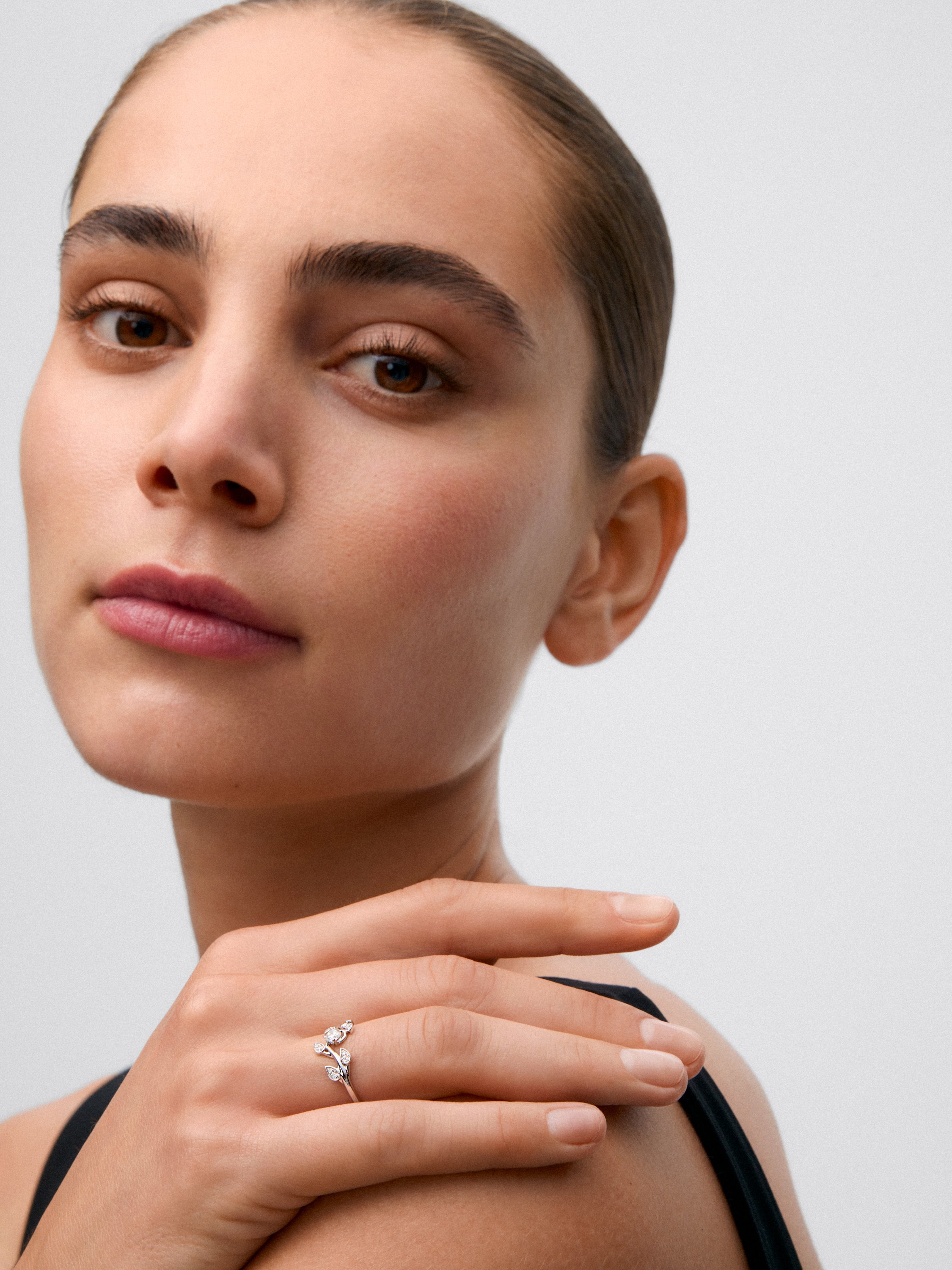 Anillo de oro blanco de 18K con 13 diamantes en talla brillante con un total de 0,19 cts