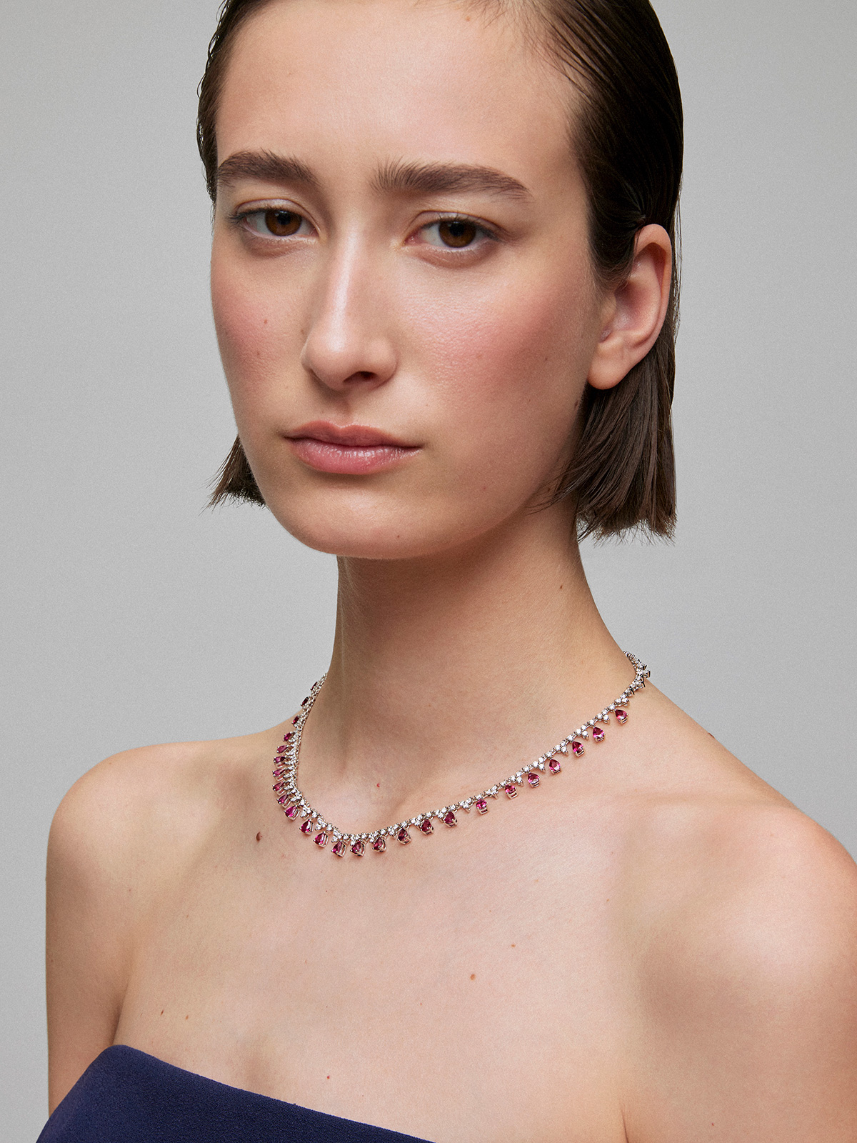 Collar rivière de oro blanco de 18K con rubíes rojos en talla pera de 8,53 cts y diamantes blancos en talla brillante de 7,63 cts