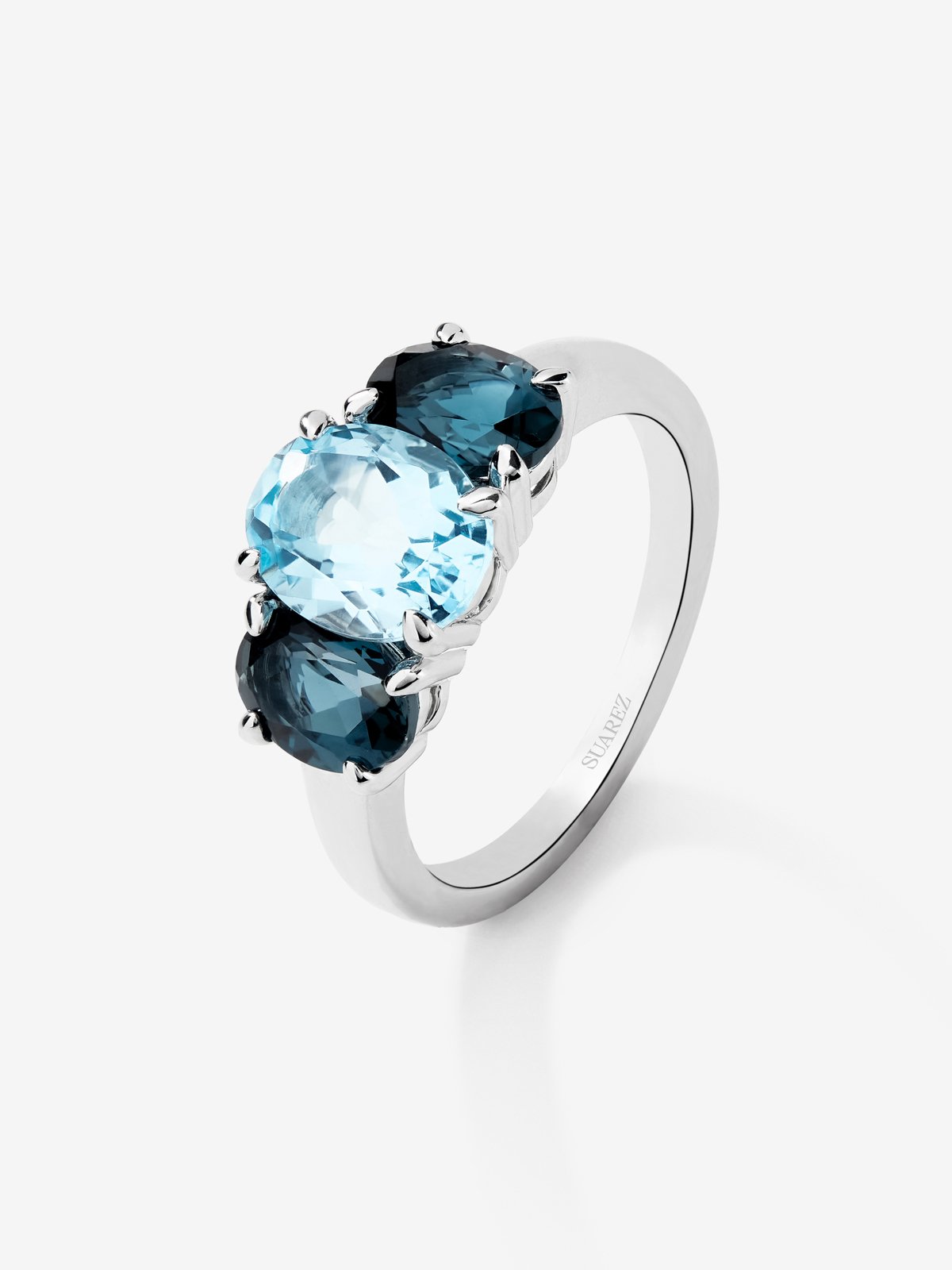 Anillo tresillo de plata 925 con un topacio azul sky en talla oval de 2,31 cts y 2 topacios azul london en talla oval con un total de 1,71 cts