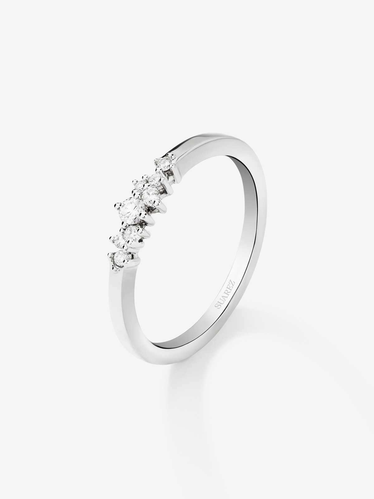 Anillo fino de oro blanco de 18K con diamantes