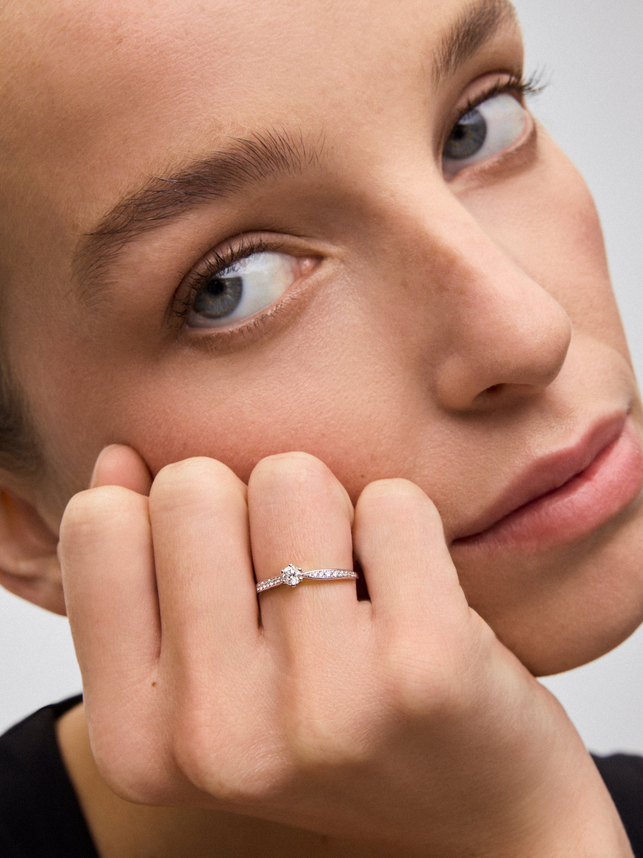 Solitaire ring in 18K white gold with a central 0.20-carat brilliant-cut diamond and additional diamonds totaling 0.09 cts